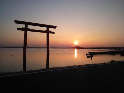 夕刻の鳥居の写真