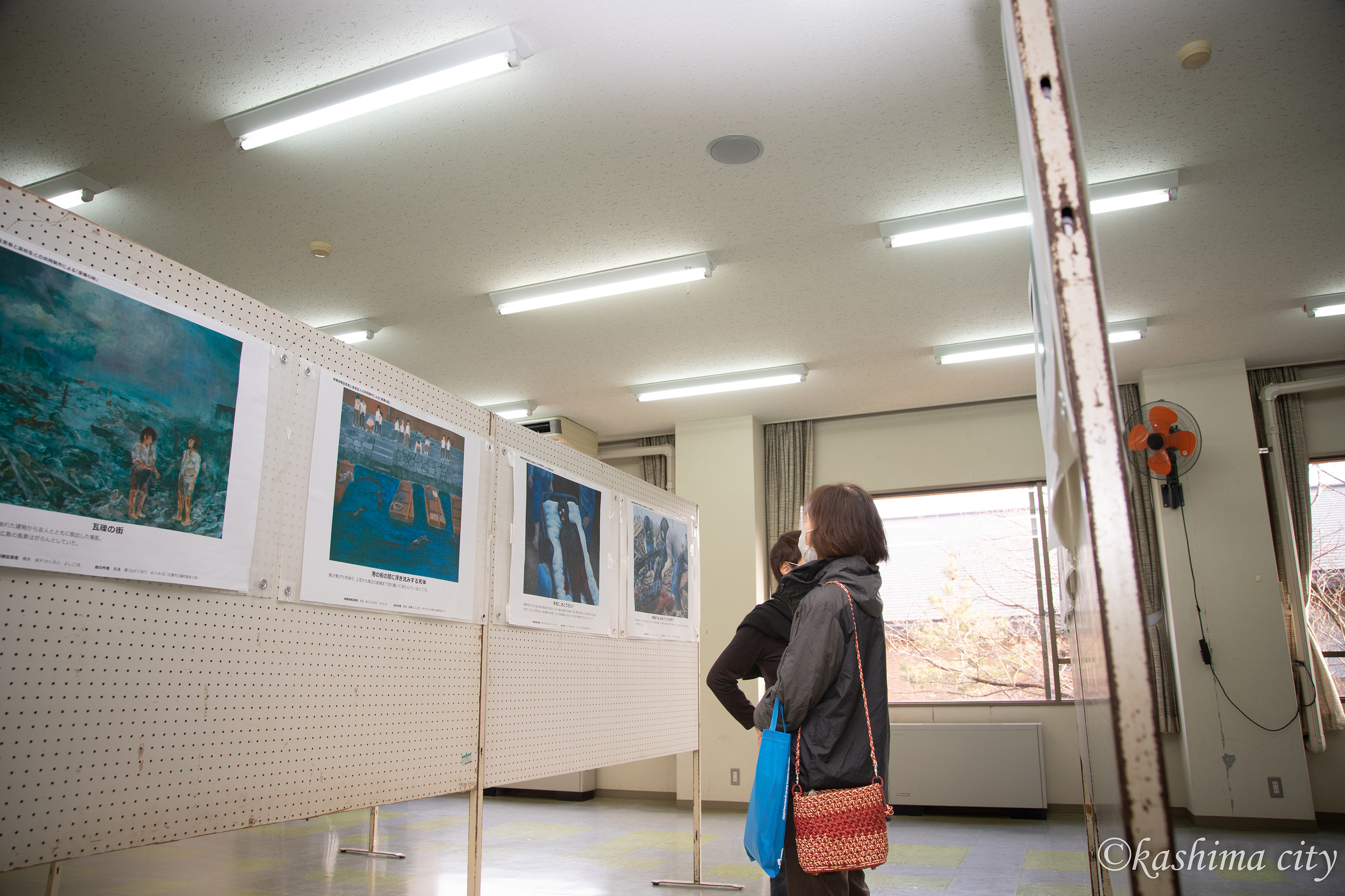 展示された作品(鹿嶋九条の会)を眺める来場者