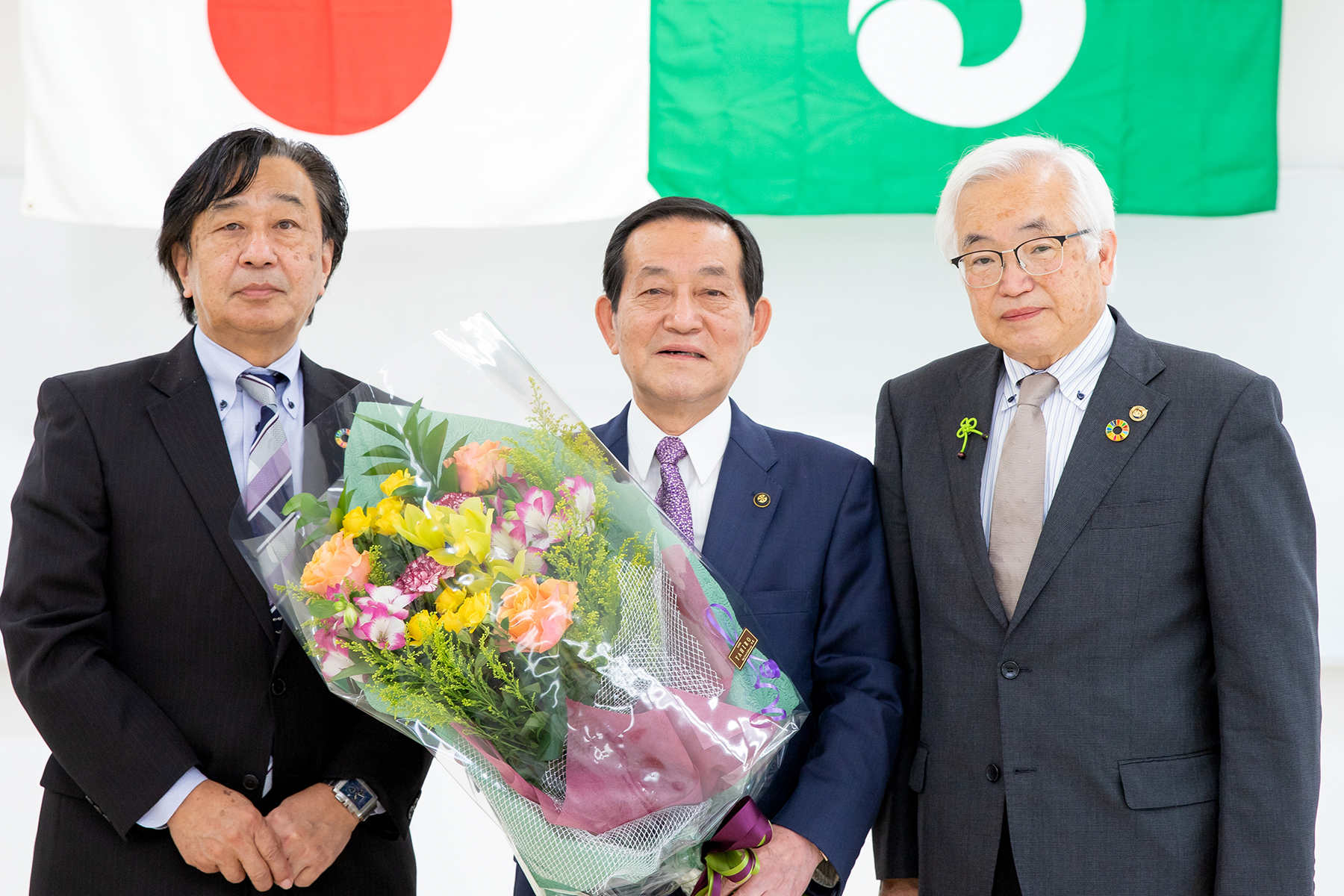 左から川村等教育長、錦織孝一市長、市村修副市長