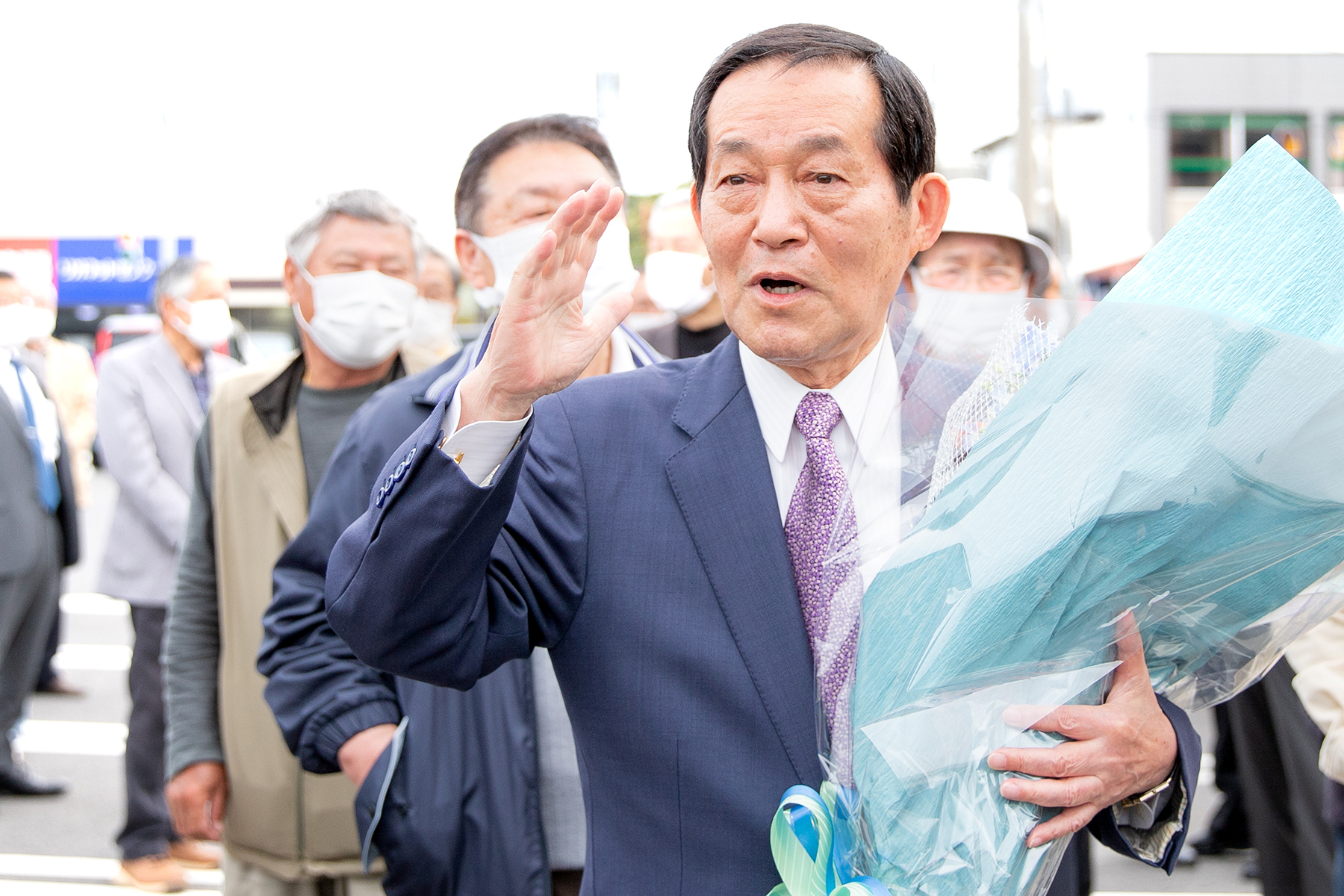 セレモニー後市民に挨拶する錦織孝一市長　4