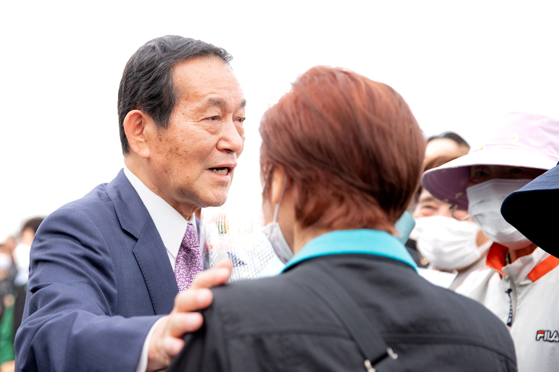 セレモニー後市民に挨拶する錦織孝一市長　5