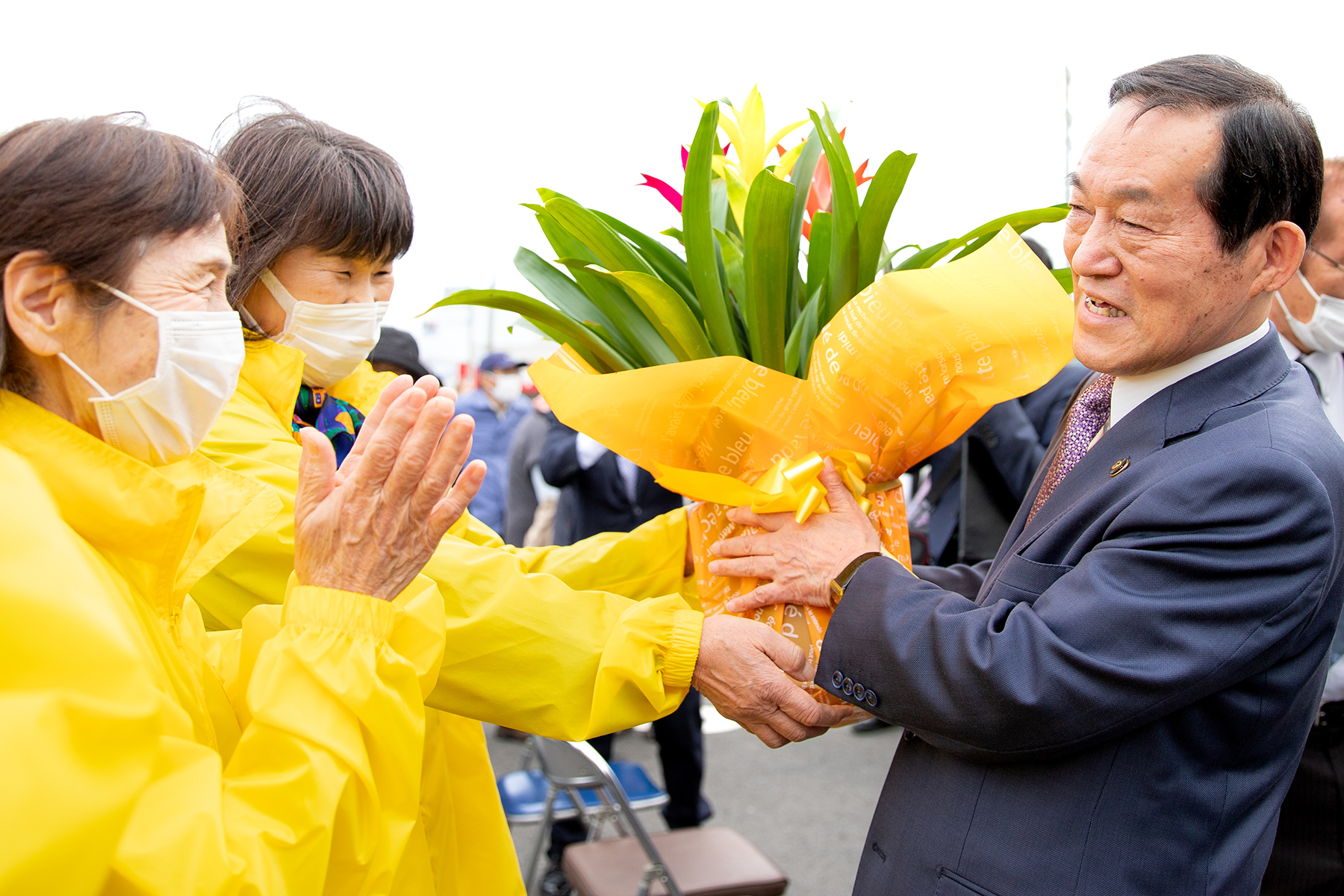 セレモニー後市民に挨拶する錦織孝一市長　6