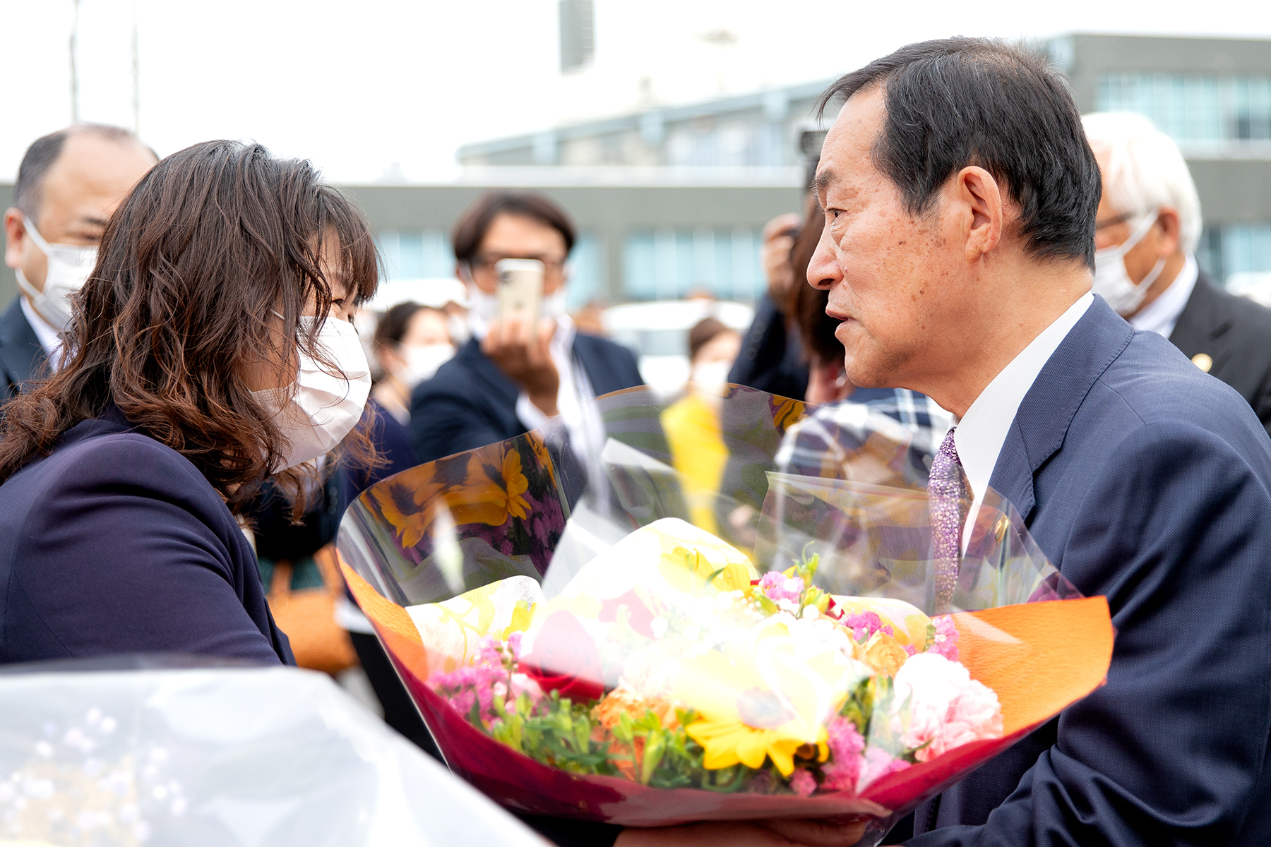 セレモニー後市民に挨拶する錦織孝一市長　7