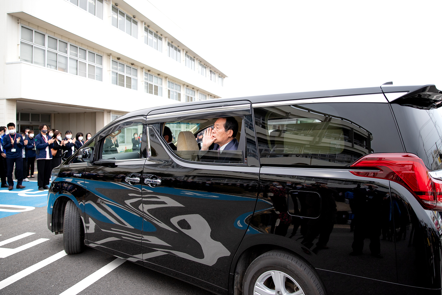 セレモニー後市民に挨拶する錦織孝一市長　8
