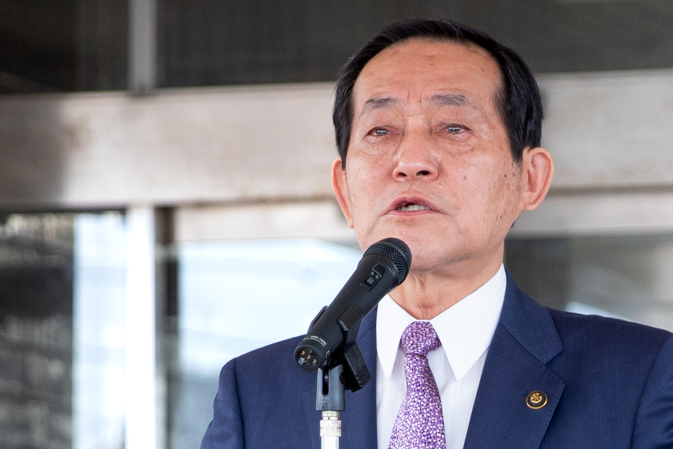 市民に挨拶する錦織孝一市長