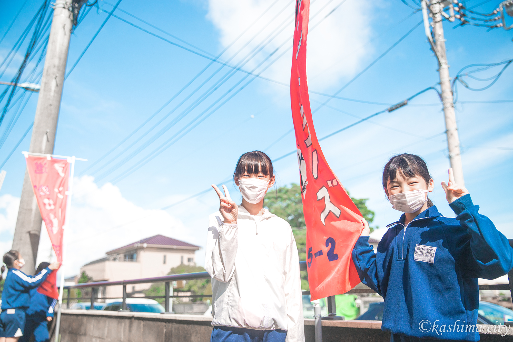 のぼりを設置した女子児童 ピース