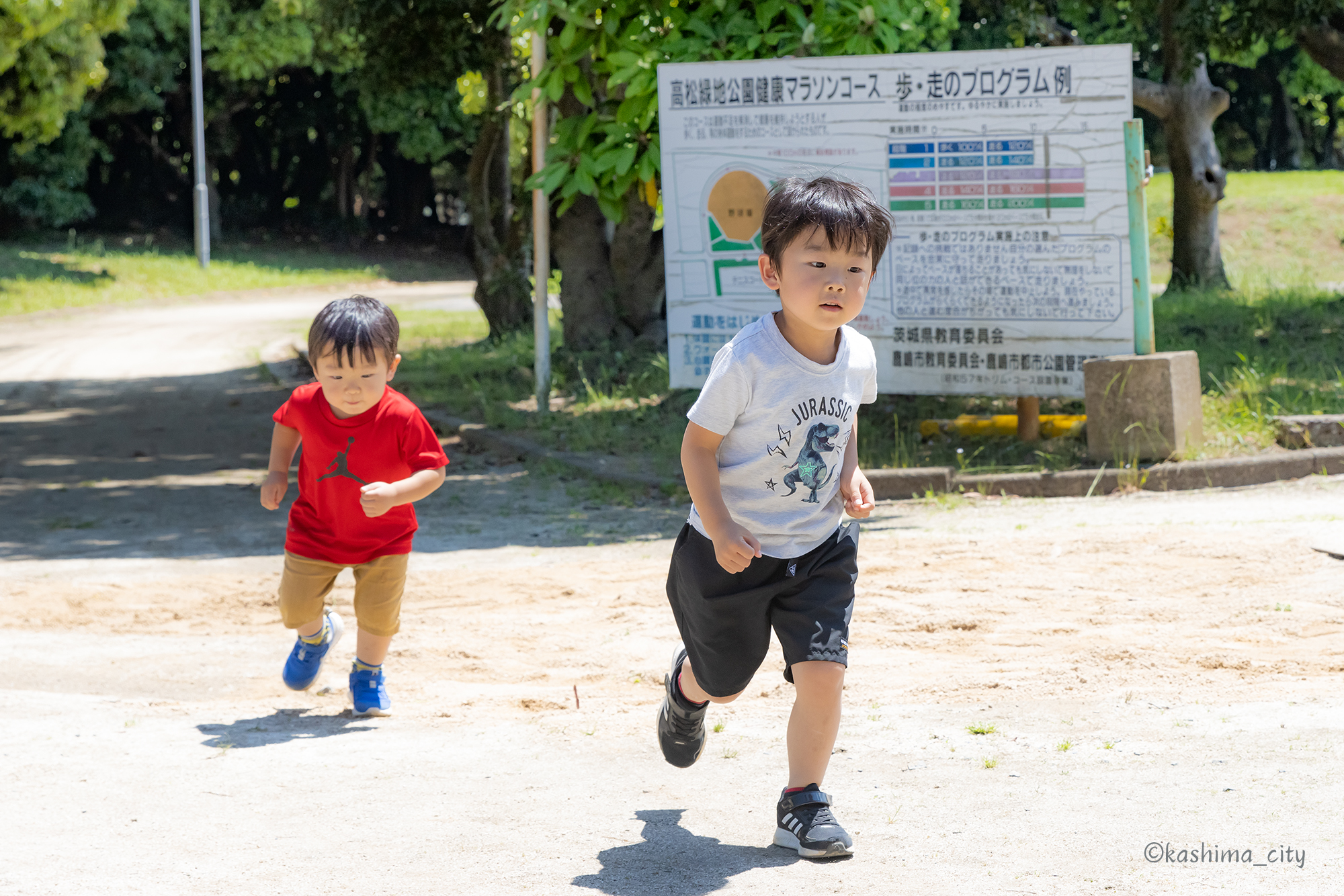 ランニングする男の子たち