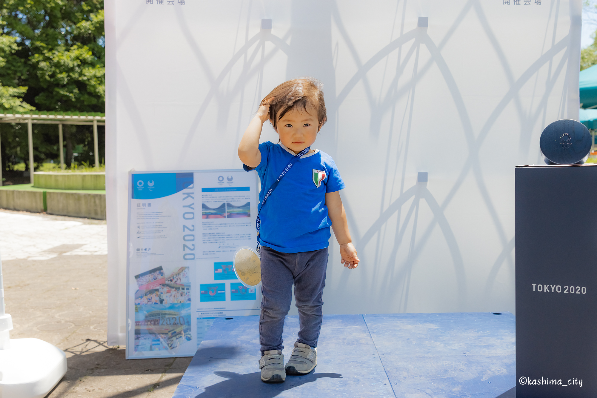 表彰台に乗る男の子
