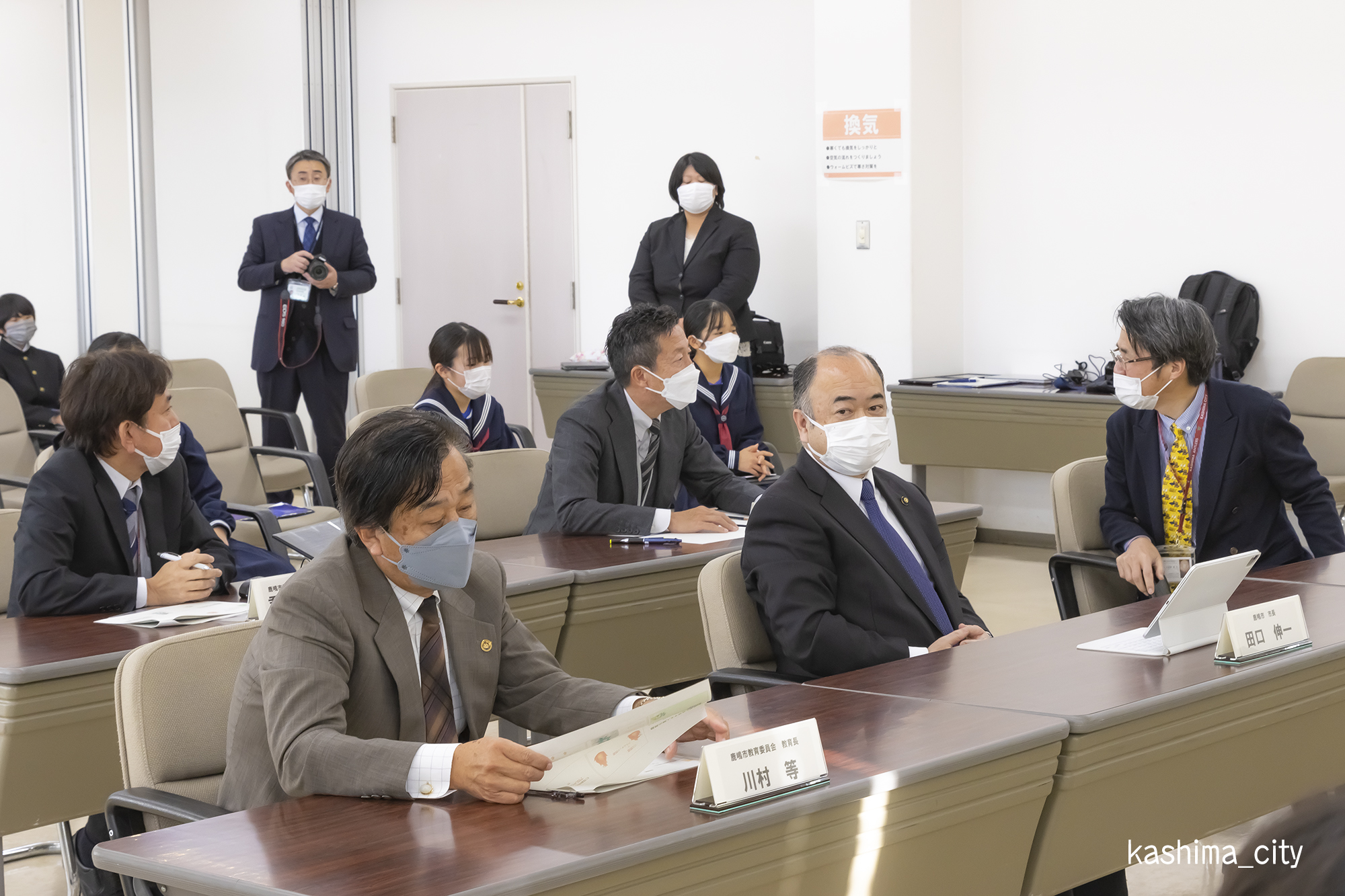 プレゼンを聞く市長たち