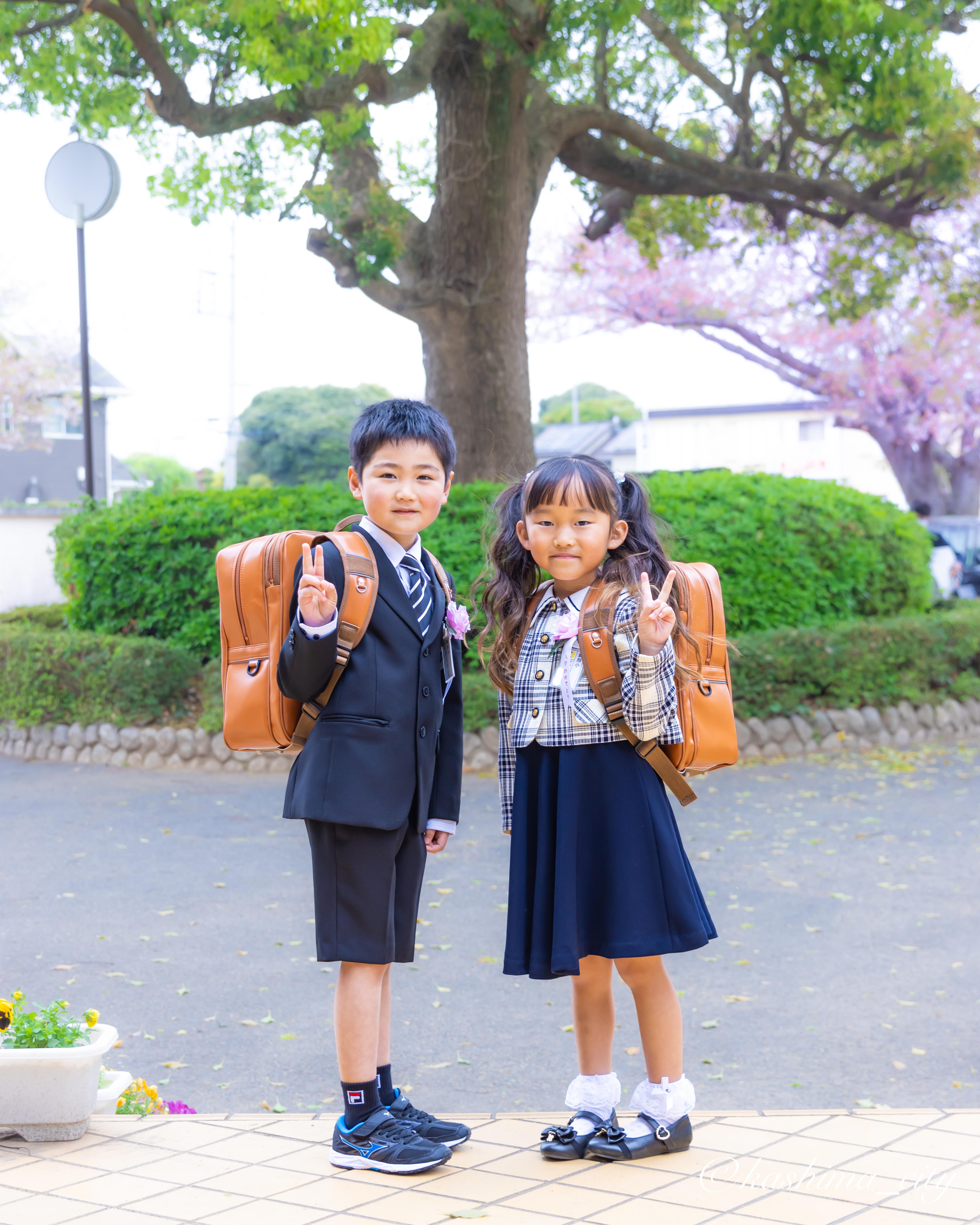 ピースサインを送る新入生二人
