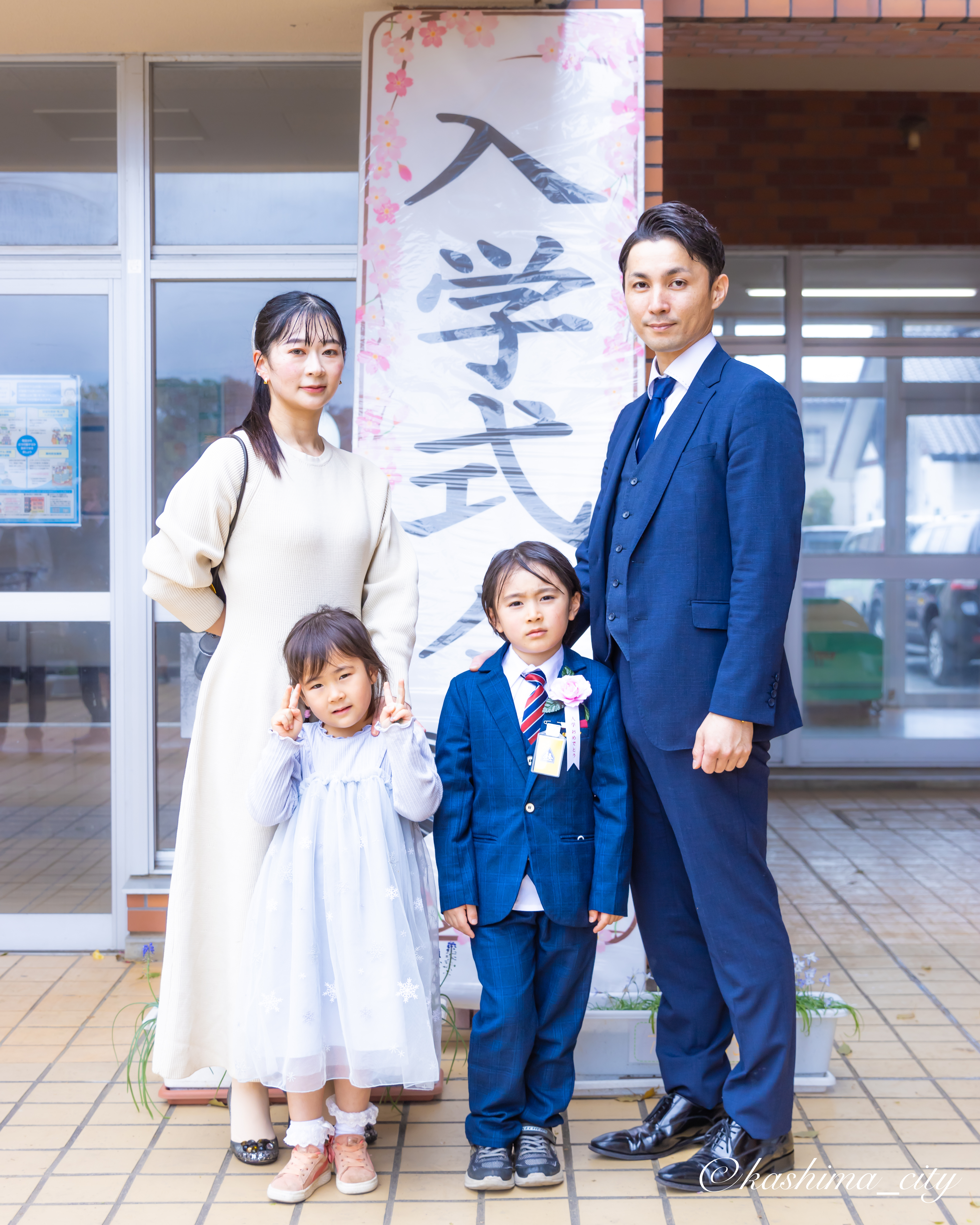 記念撮影をする親子四人