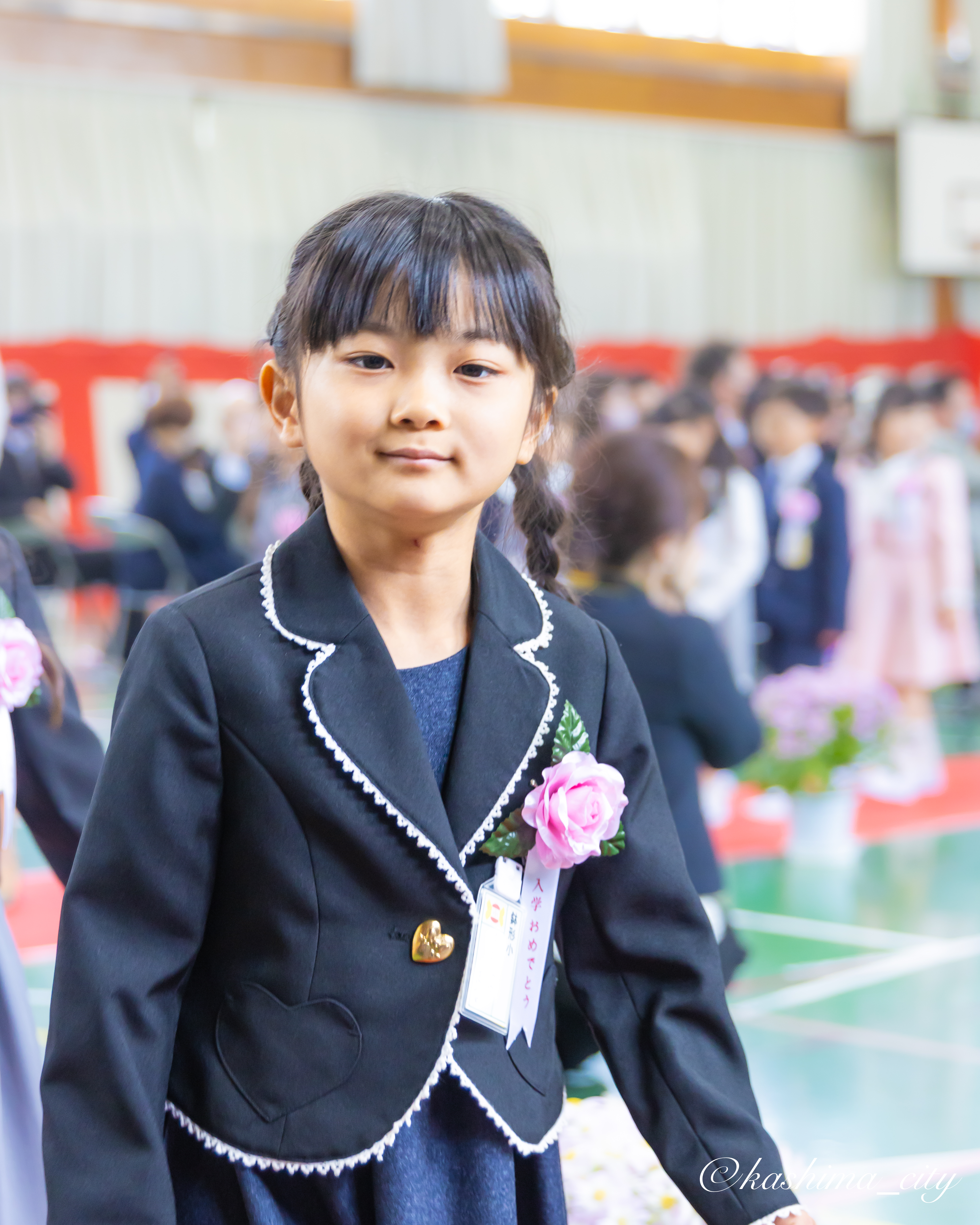 カメラに視線を送る女子児童