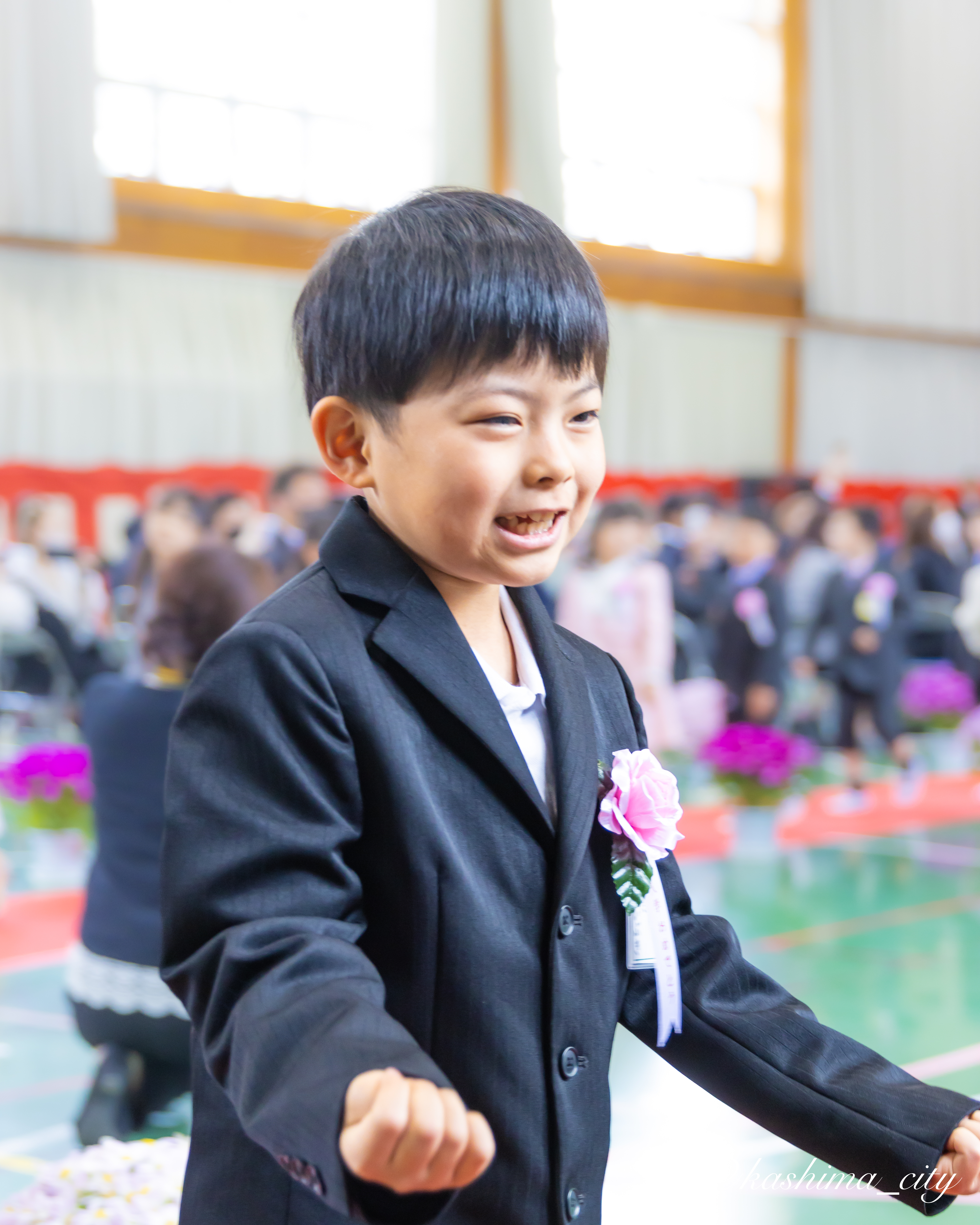 元気いっぱいな男子児童