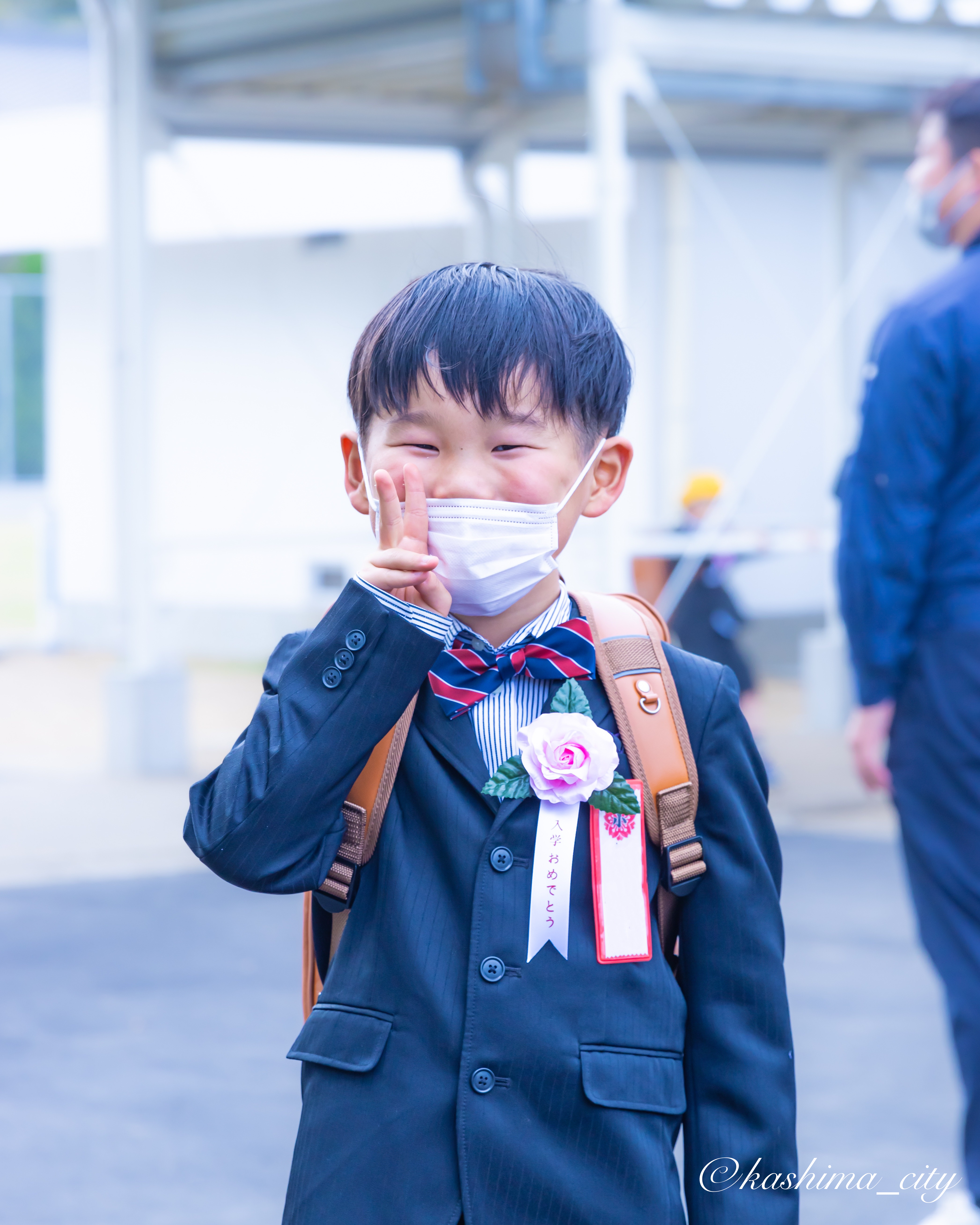 ピースサインを送る男子児童