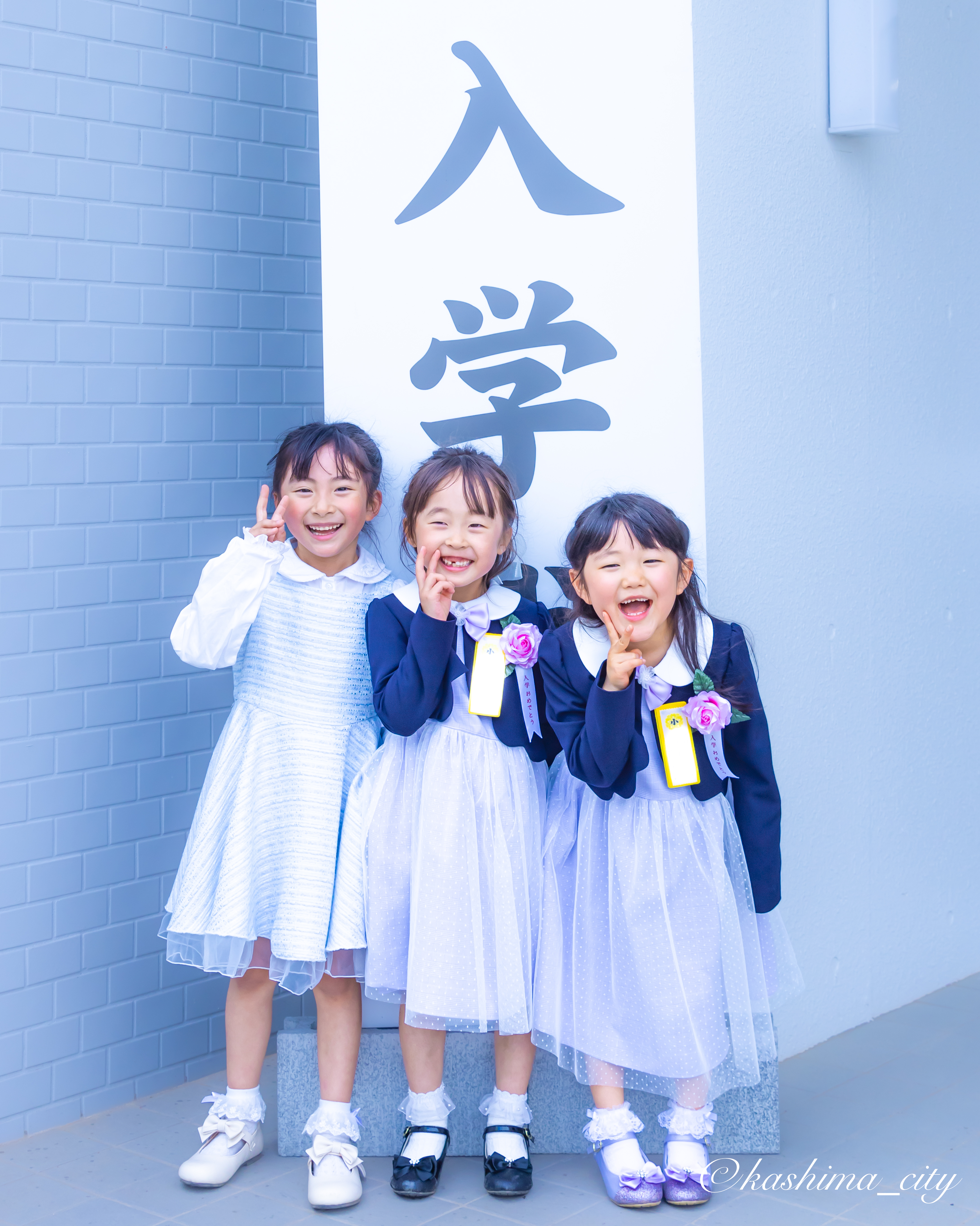 記念撮影をする三人の女子児童