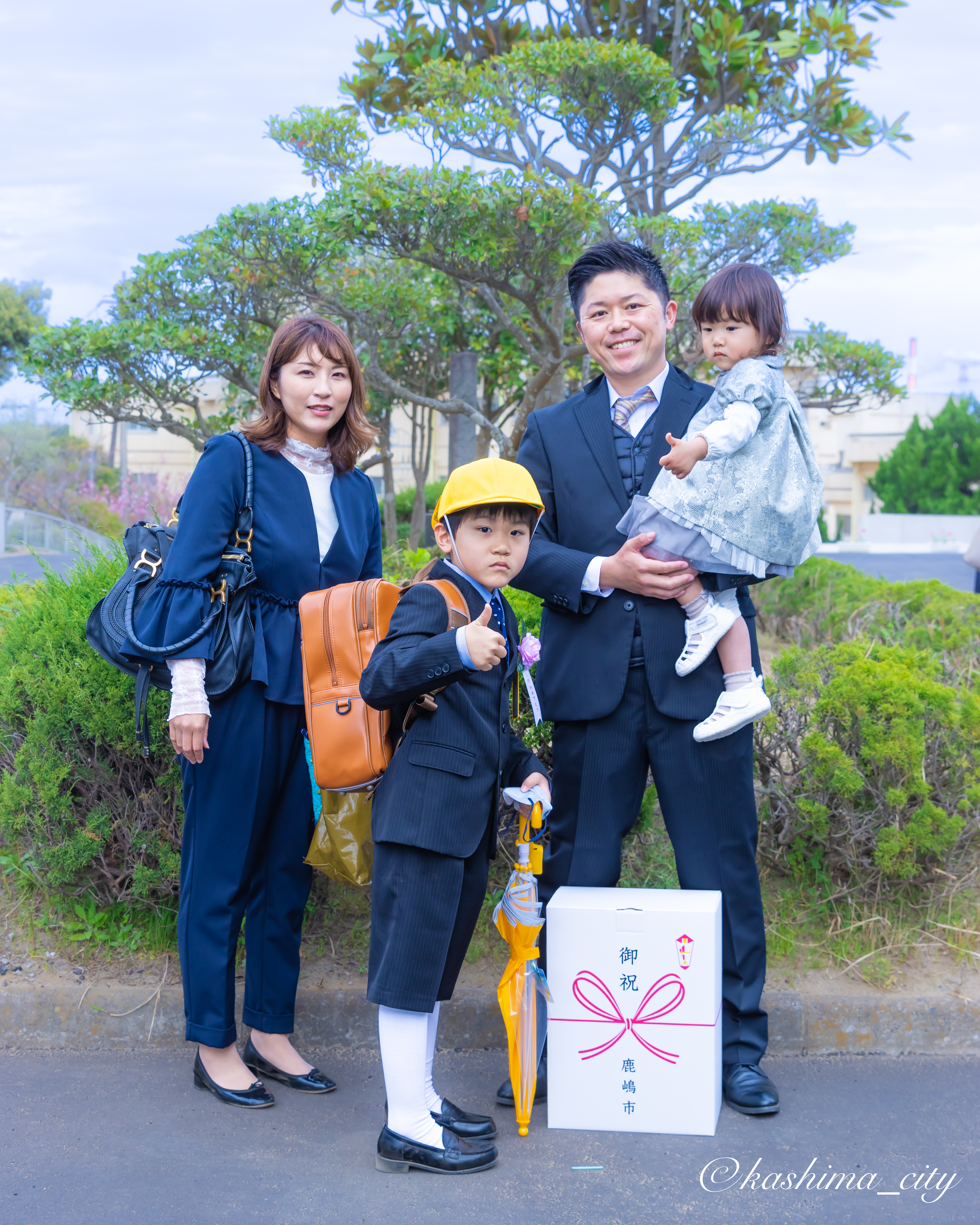 記念撮影をする四人の親子