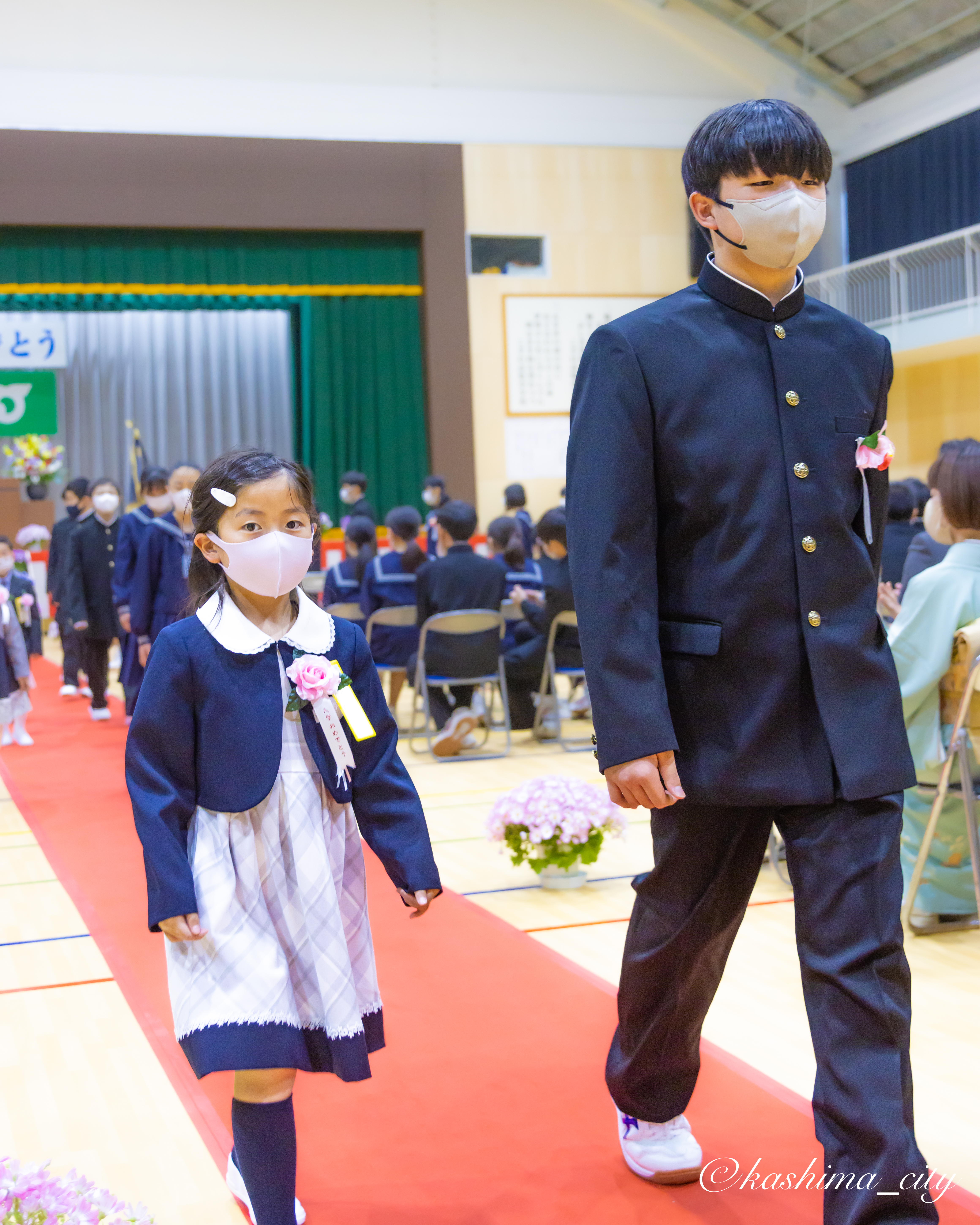 退場する女子児童と男子生徒