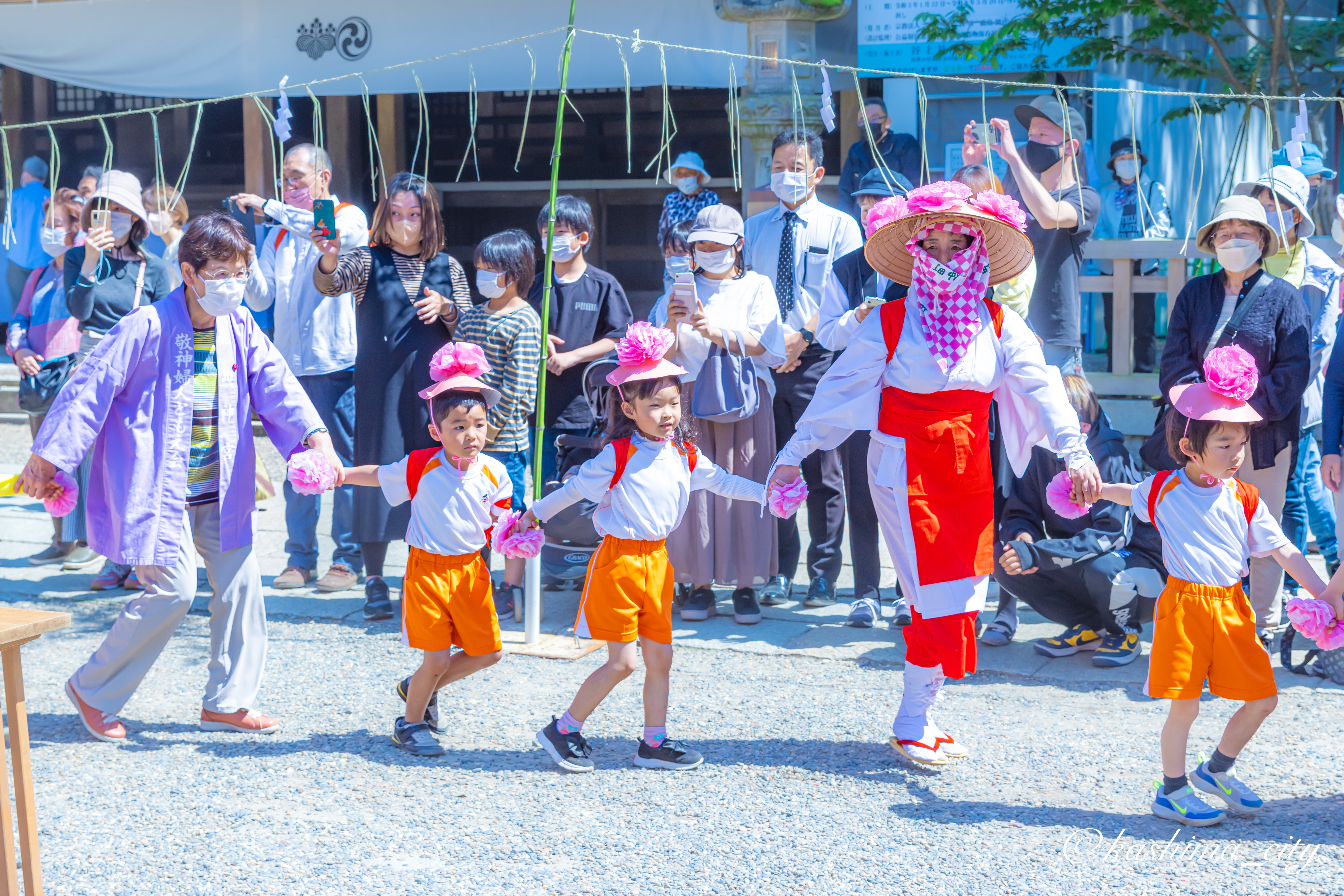 早乙女舞を踊る子どもたち