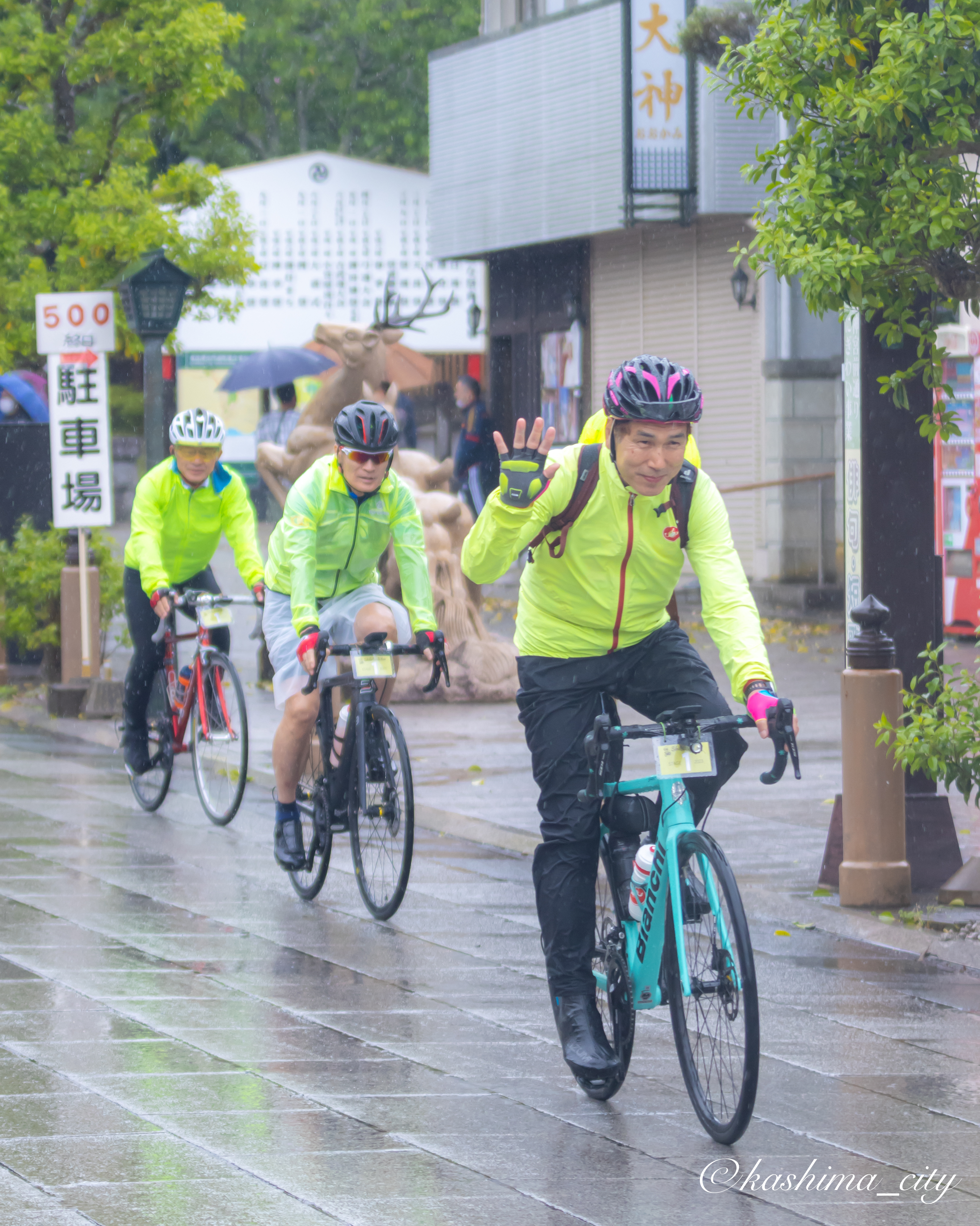 笑顔で手を振る参加者