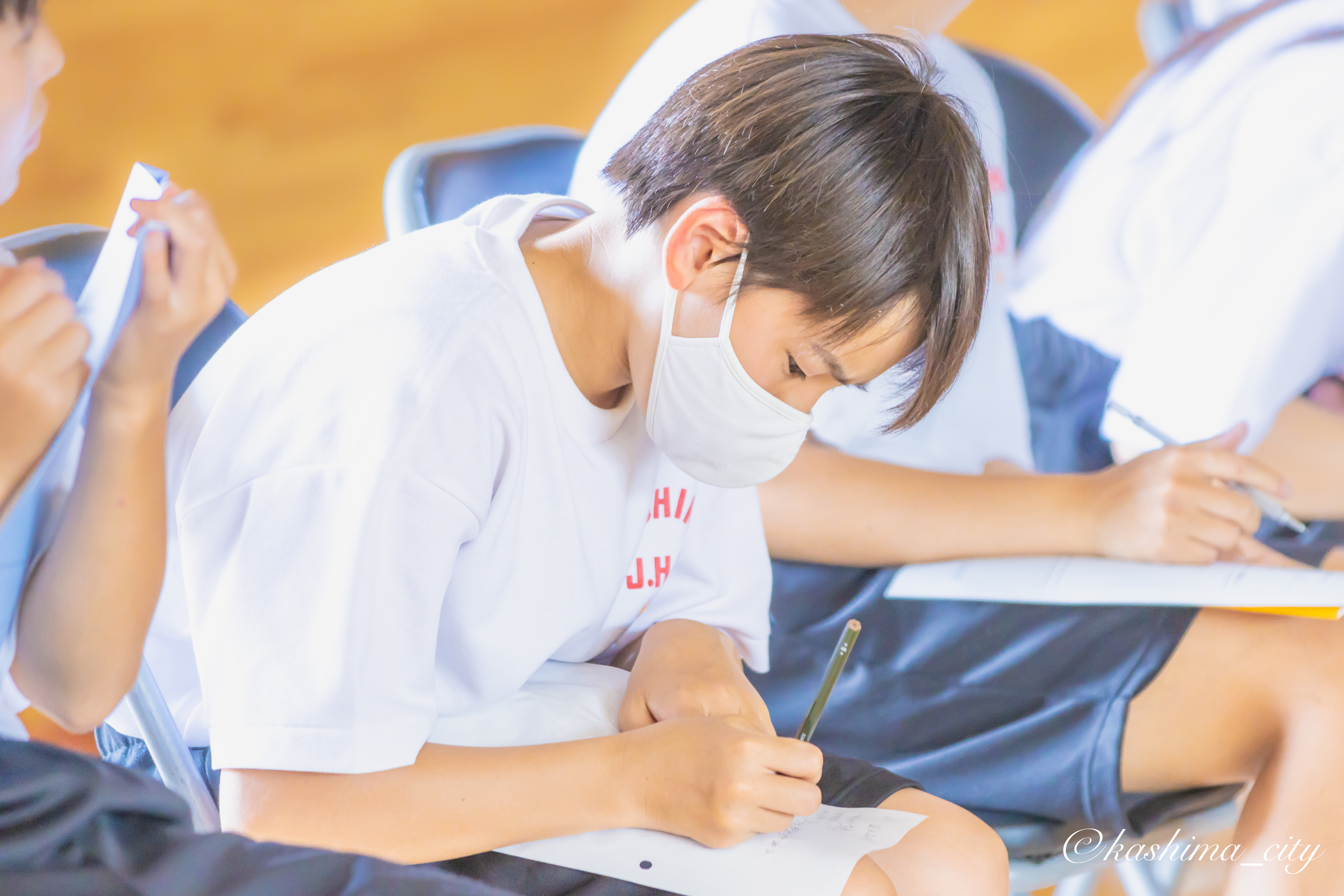 メモを取る男子生徒