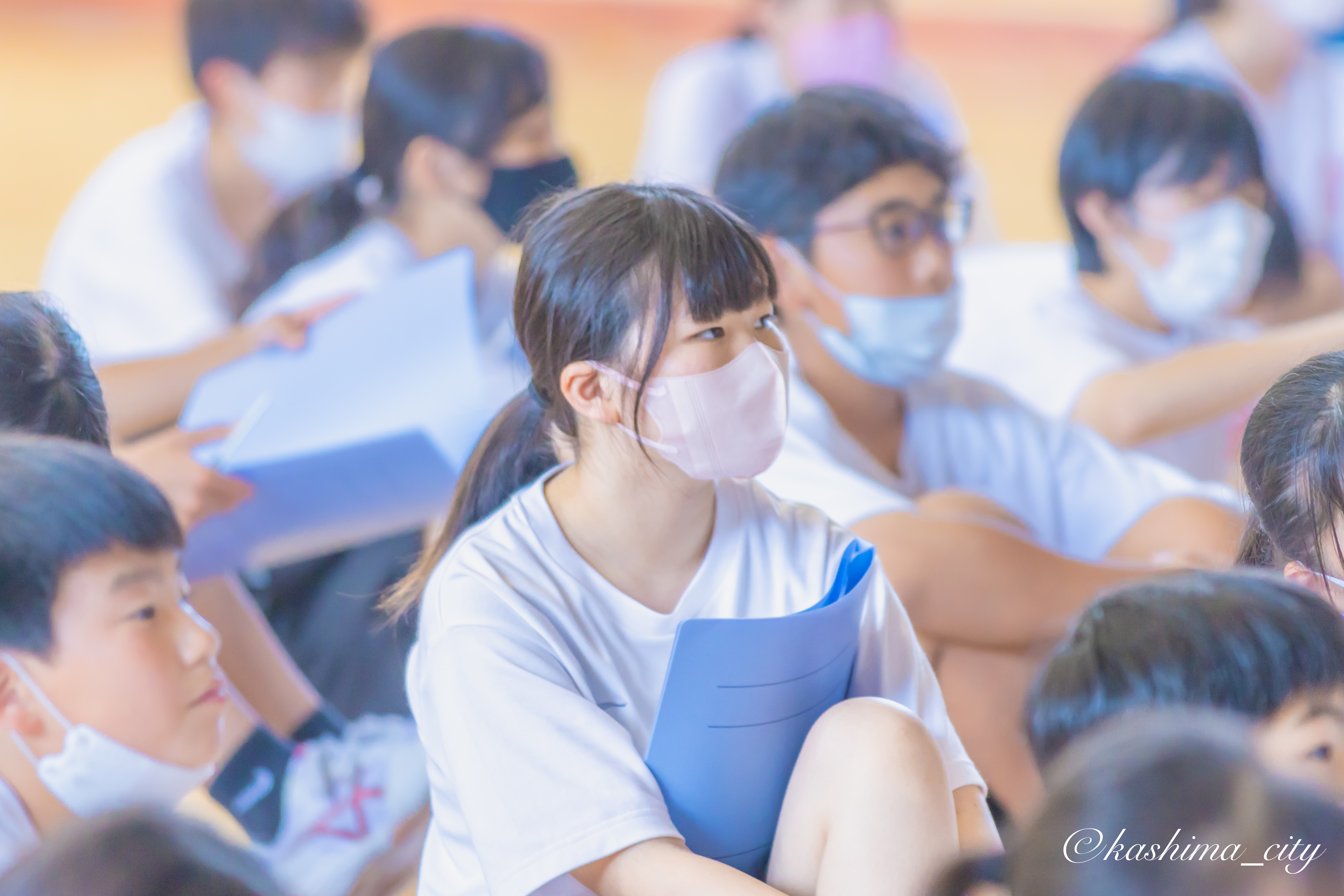 講義を聞く女子生徒①