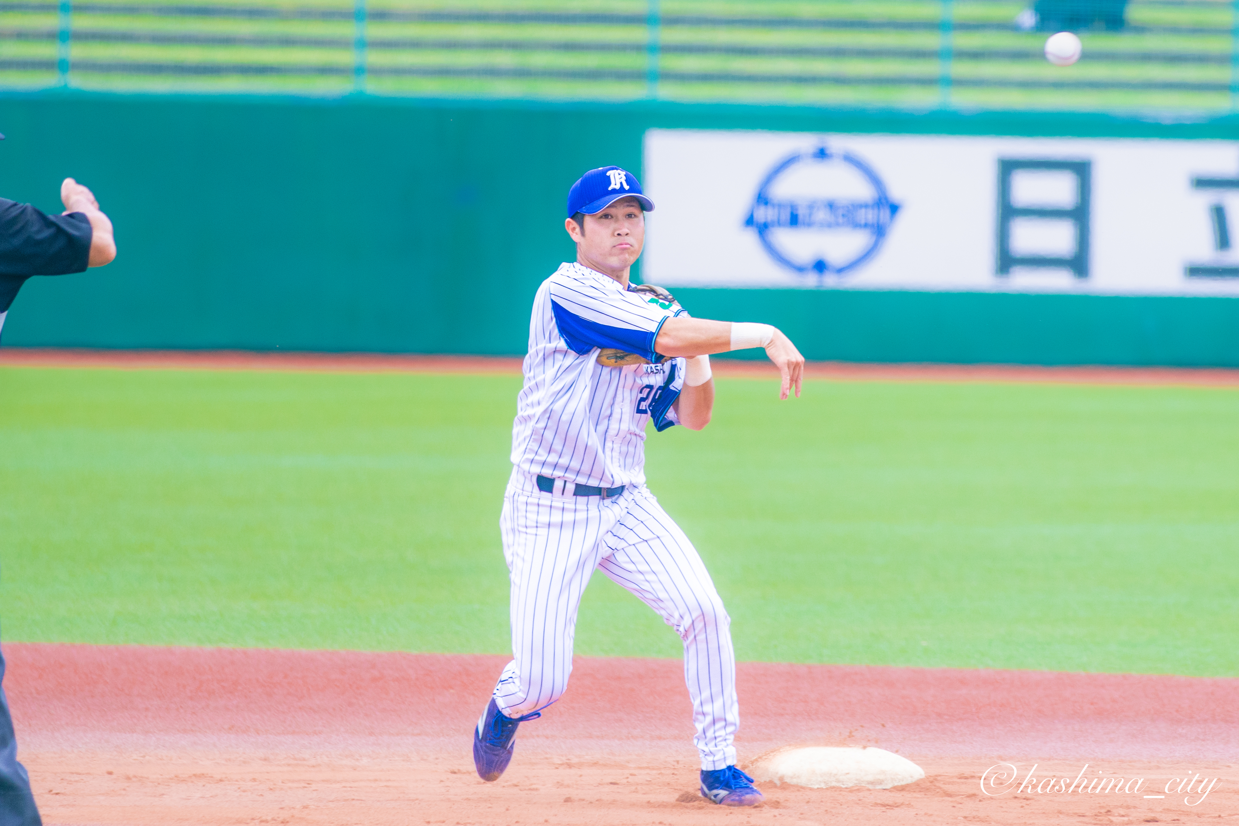 投球する内野手