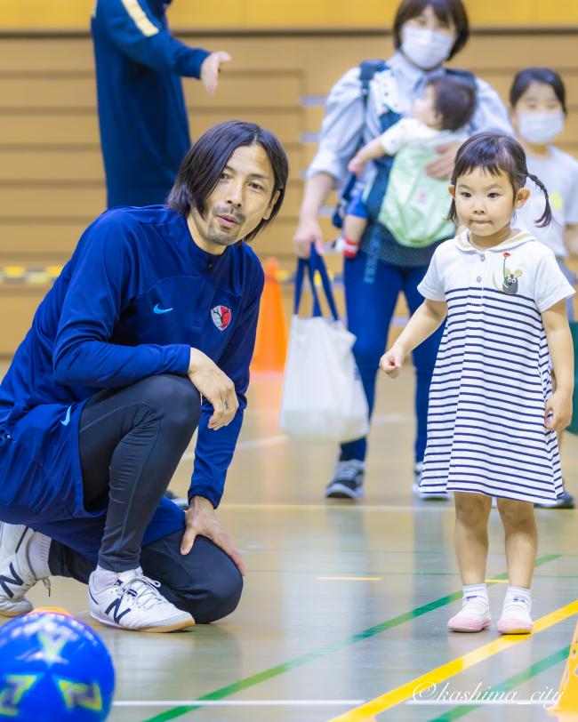 鈴木隆行さんとフットゴルフをする子ども１