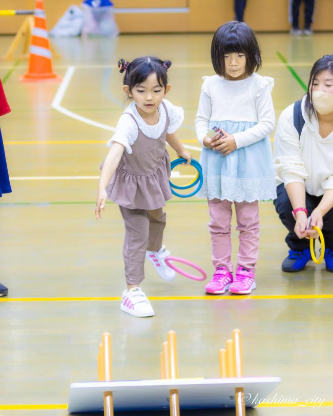 輪投げをする子ども