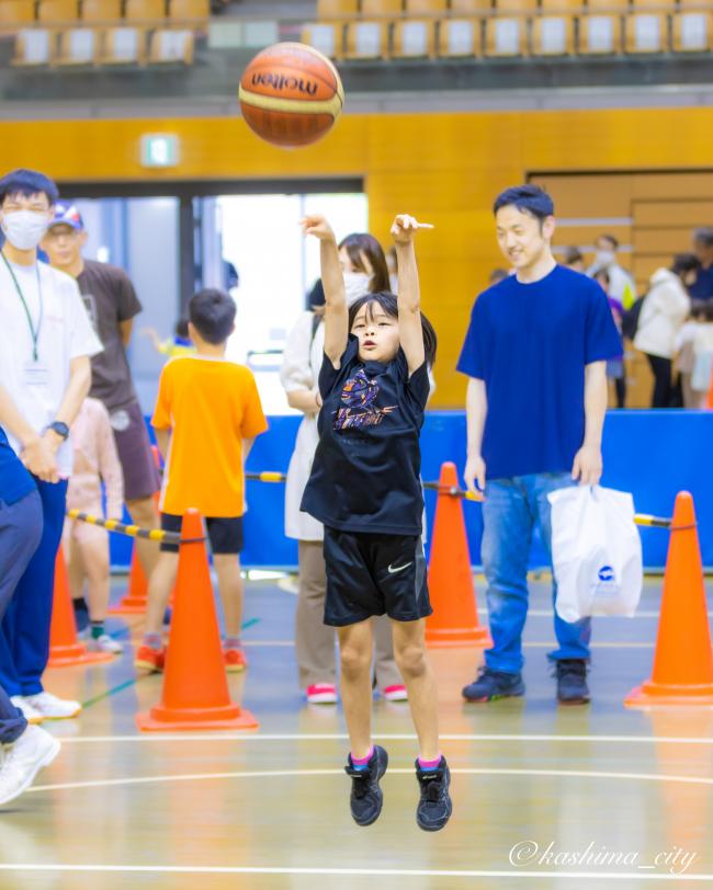 フリースローをする子ども