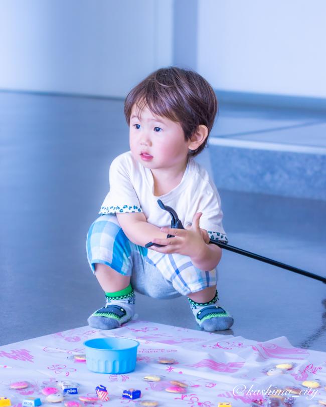 チョコレートキャッチャーをする子ども