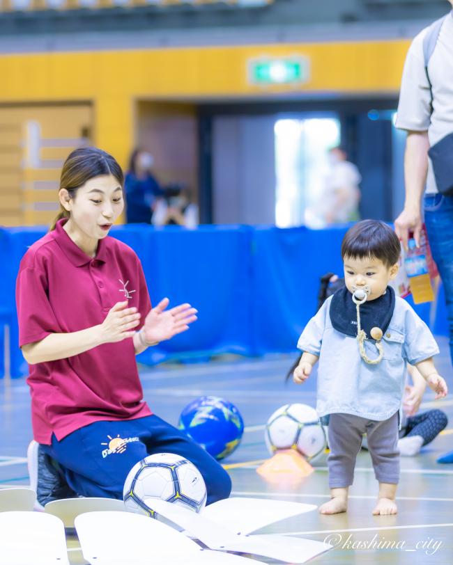 フットゴルフでゴールできた子ども