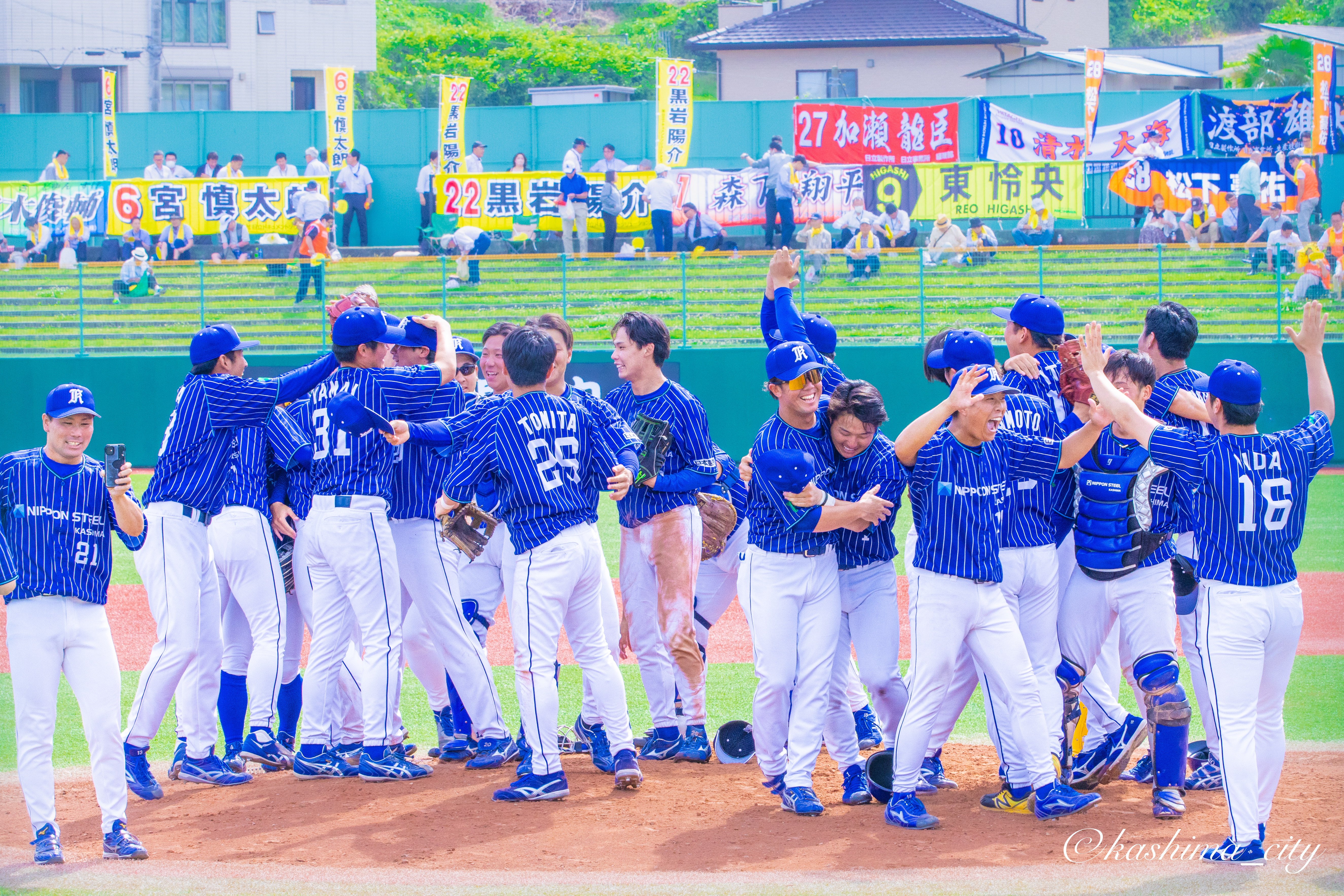 勝利を称える選手たち