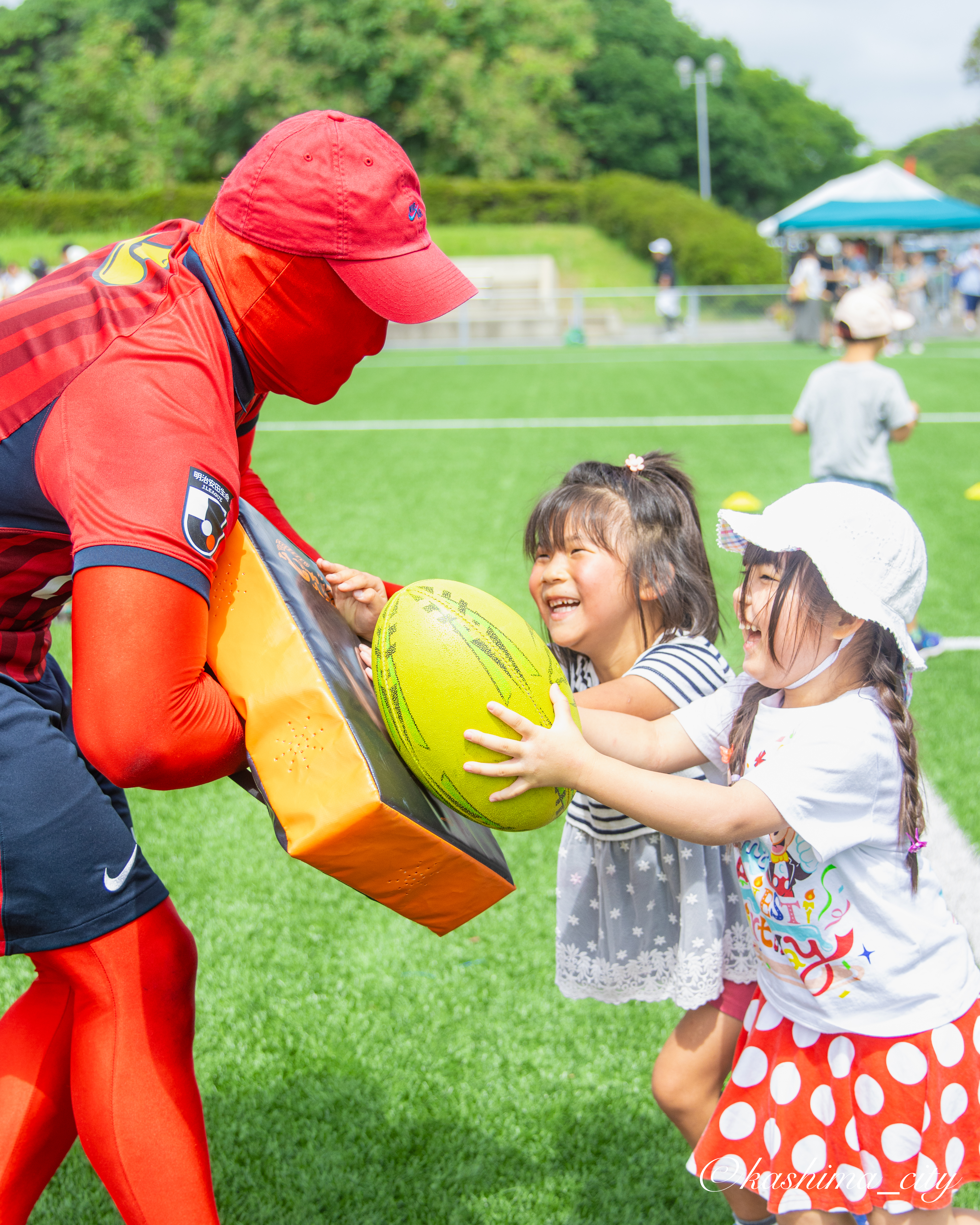 タイツマンにタックルする女の子