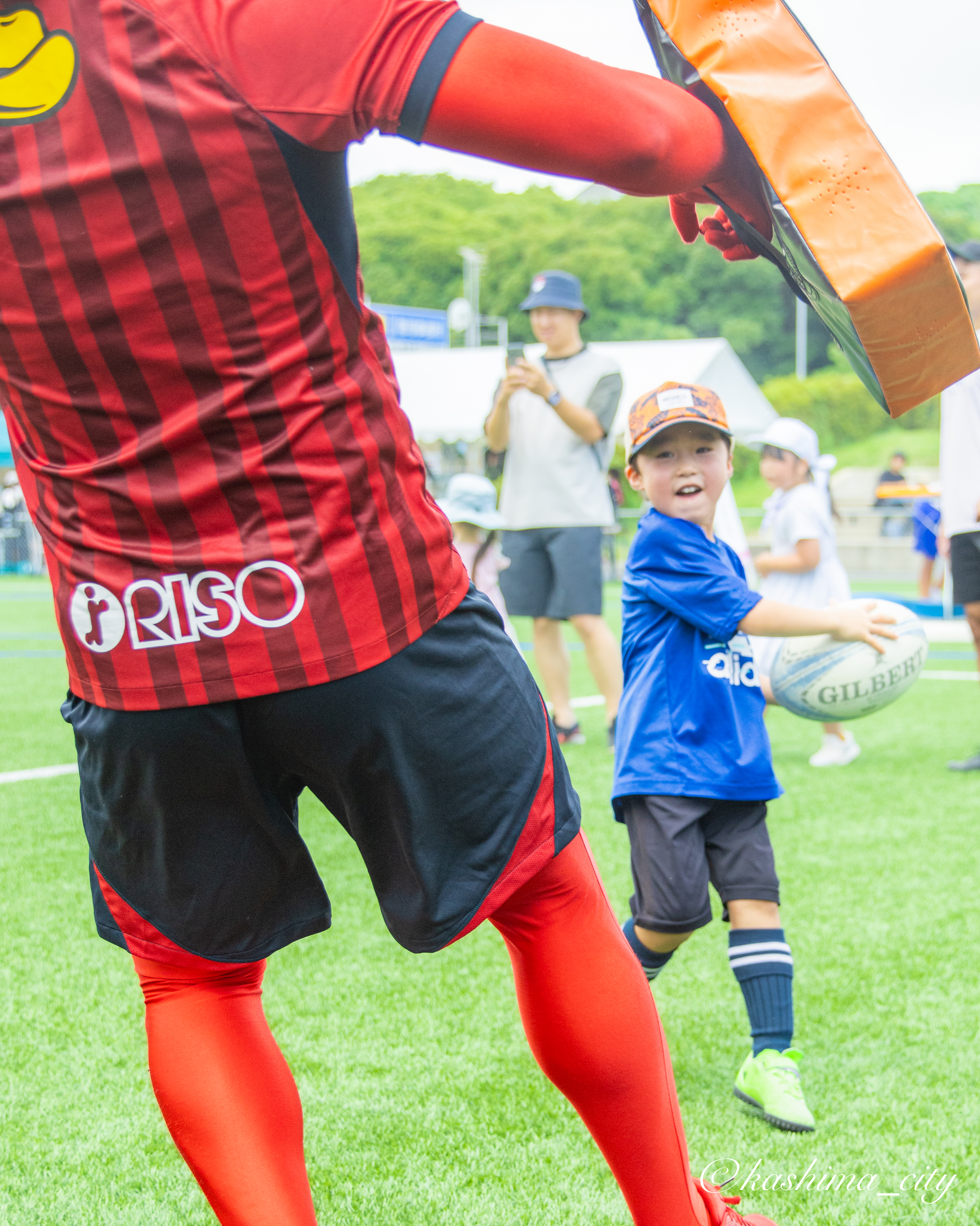 タイツマンにタックルする男の子