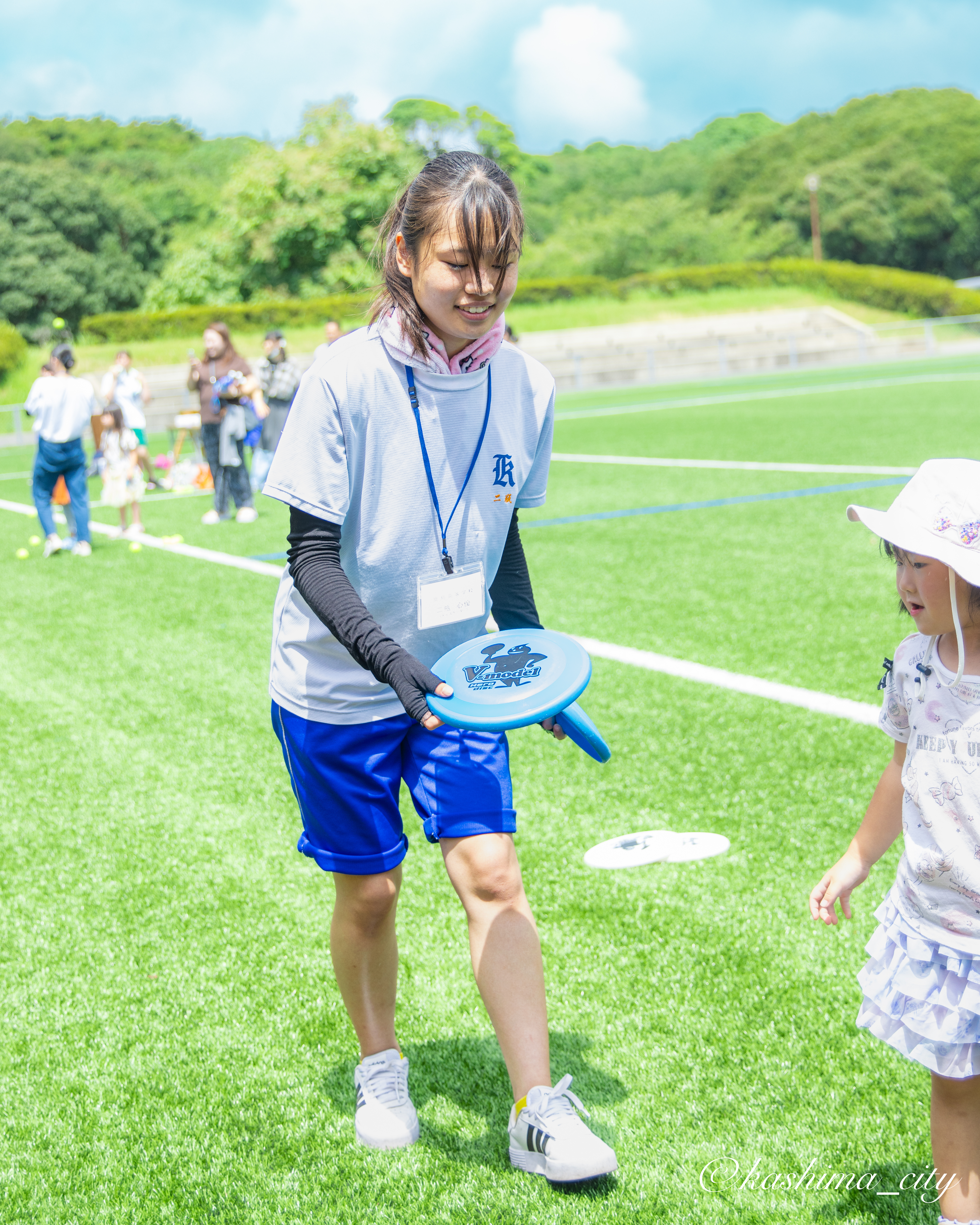 フリスビーを渡す高校生