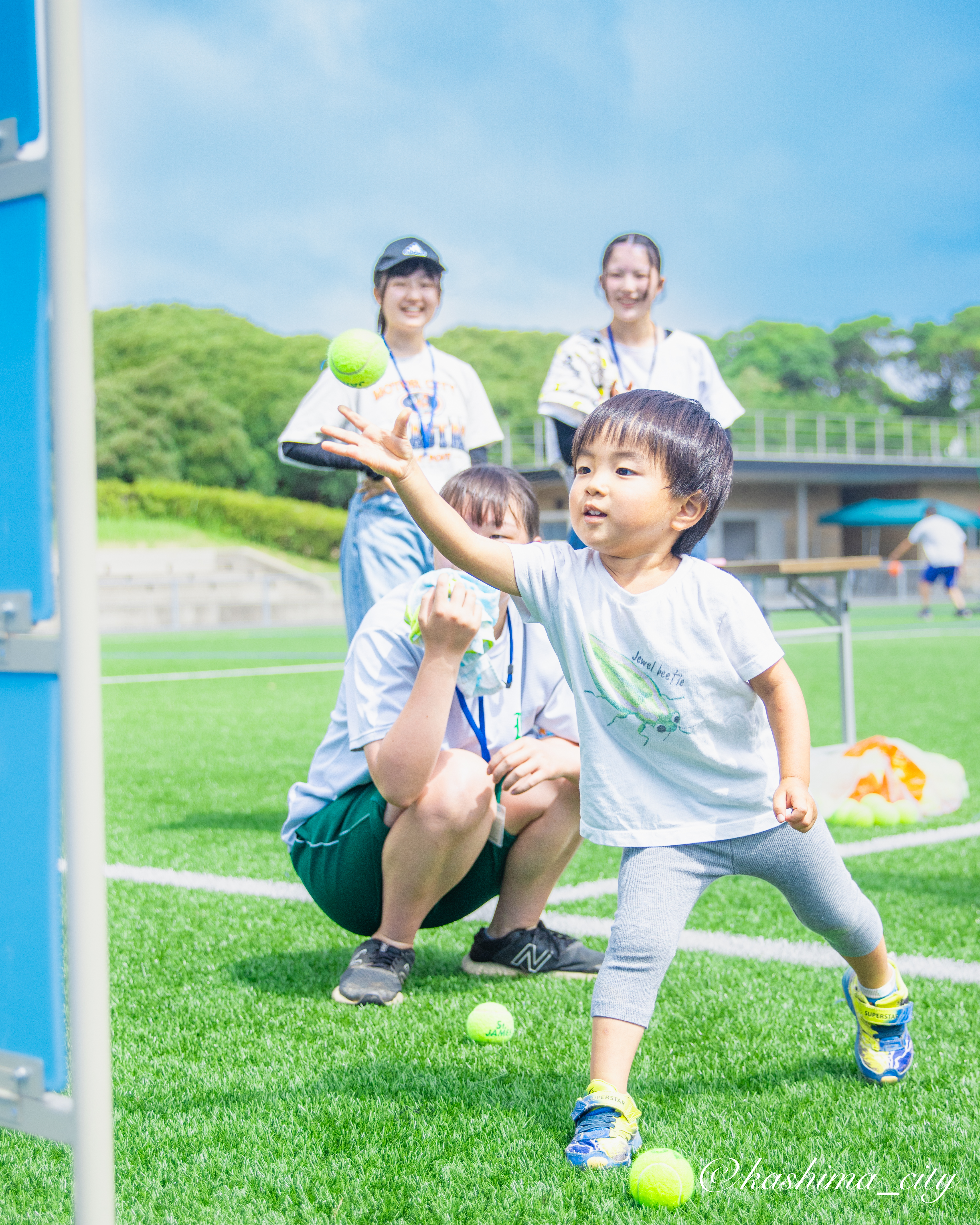 ボールを投げる男の子