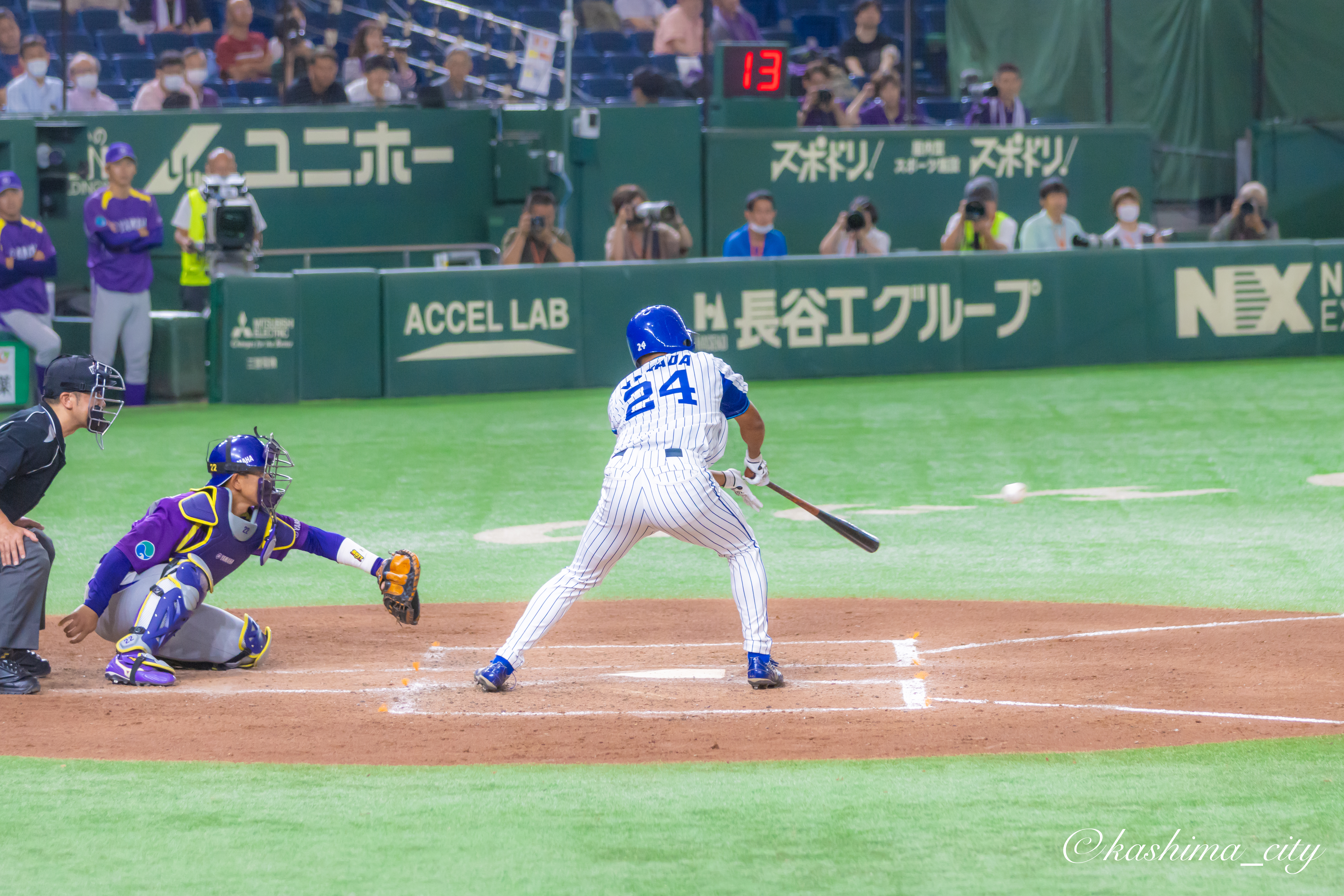 先制タイムリーヒットを打つ山田選手