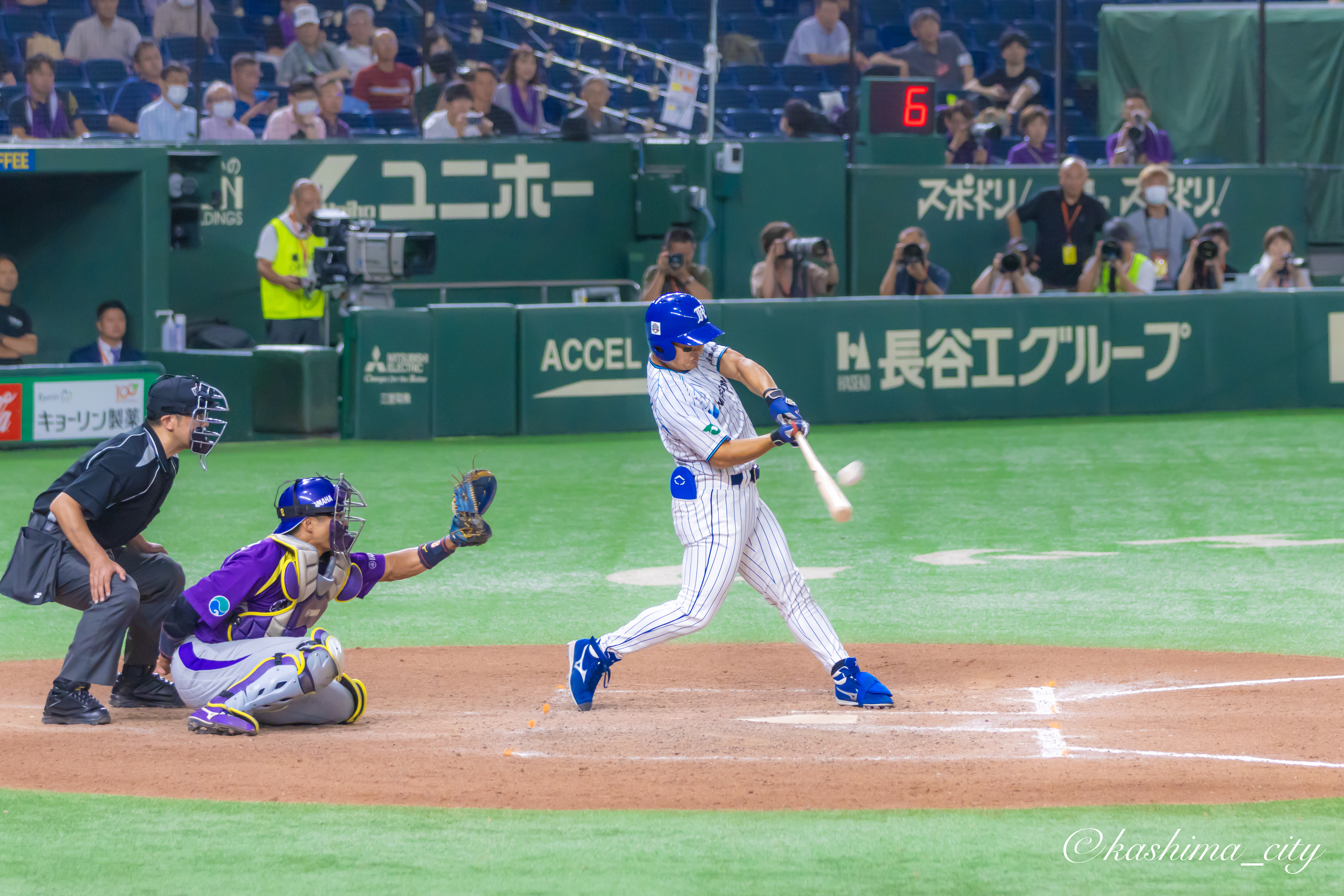 ボールを打つバッター