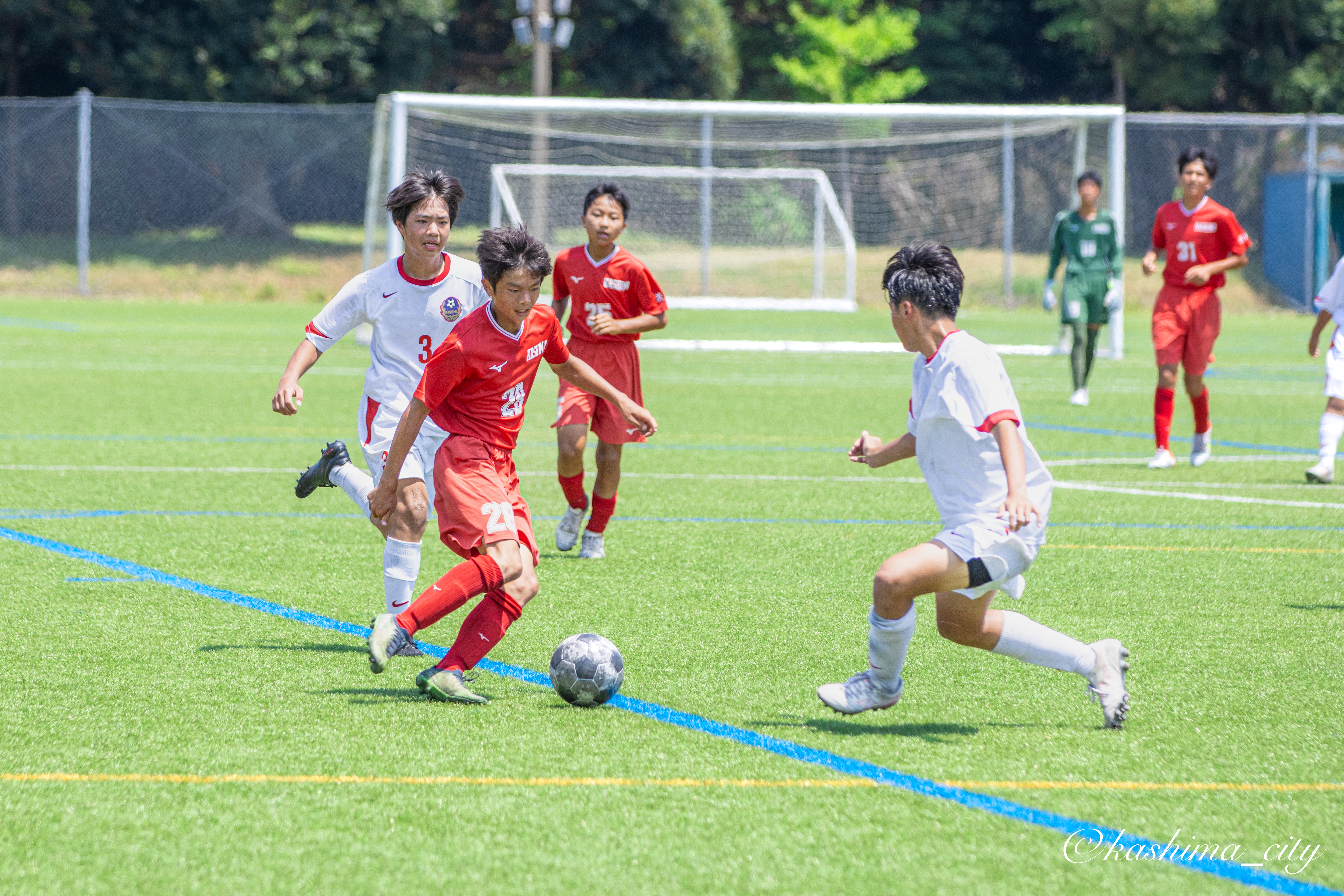 ドリブルで相手をかわす男の子