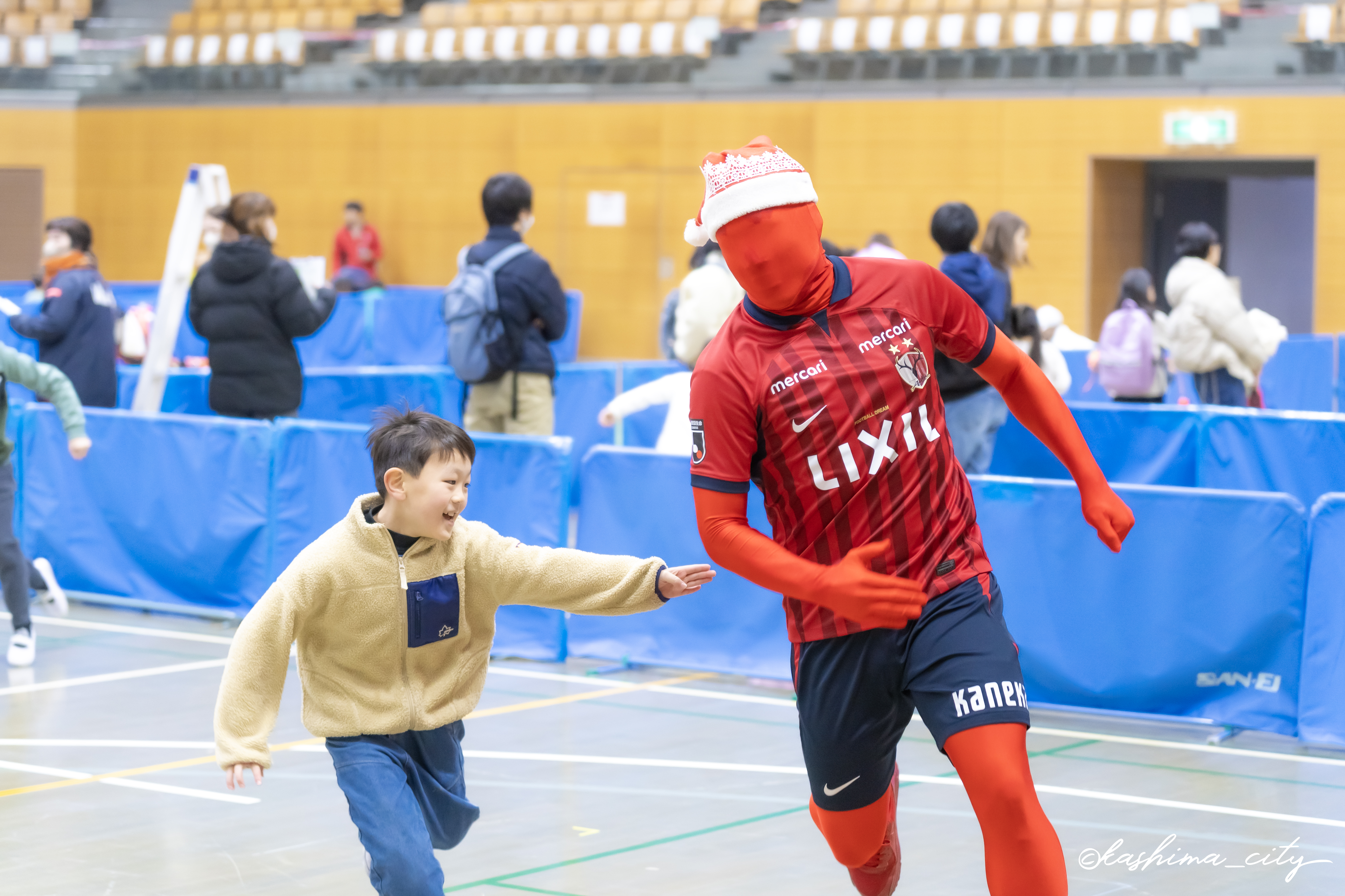 赤タイツマンと鬼ごっこ