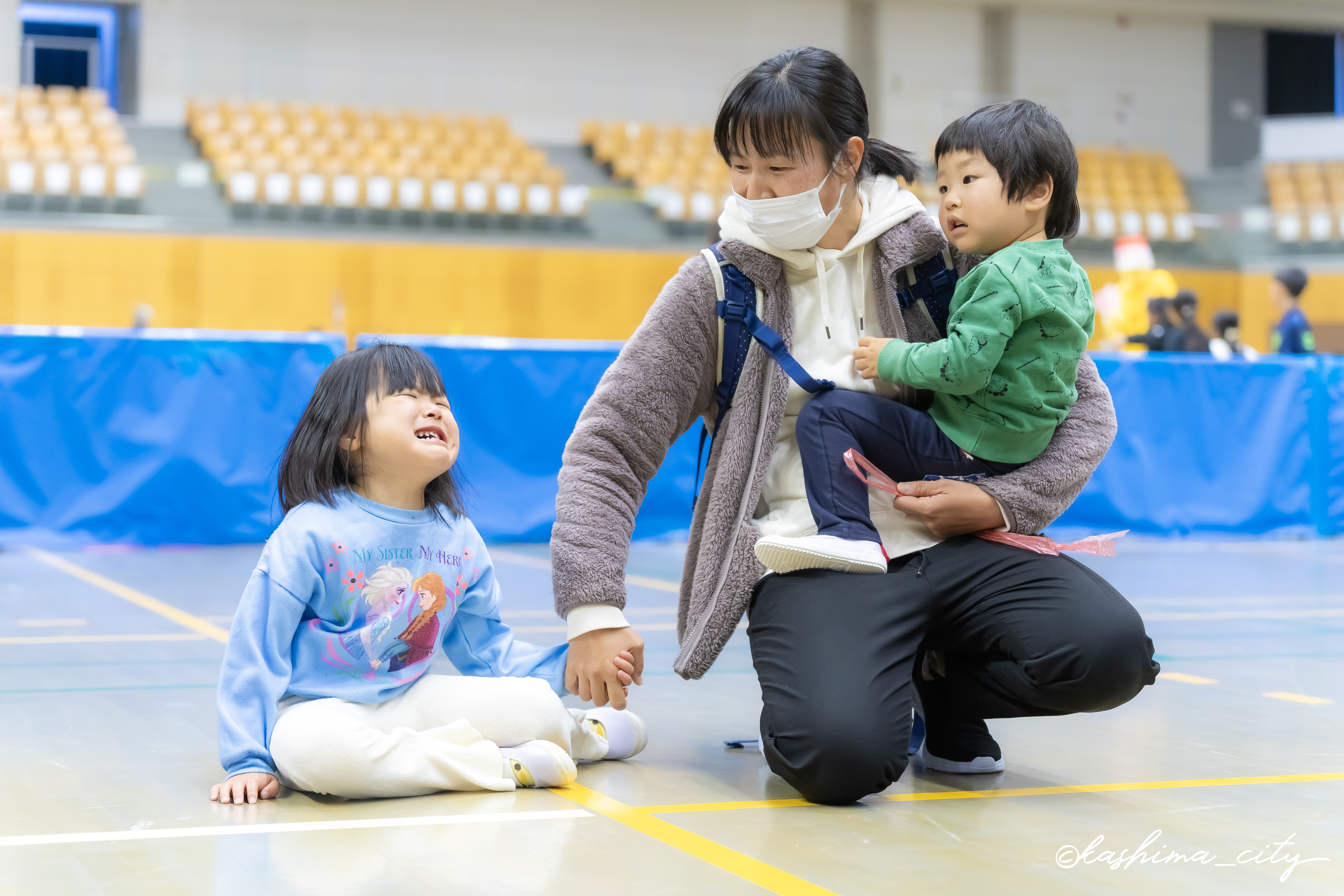 赤タイツマンに負けて泣く女の子