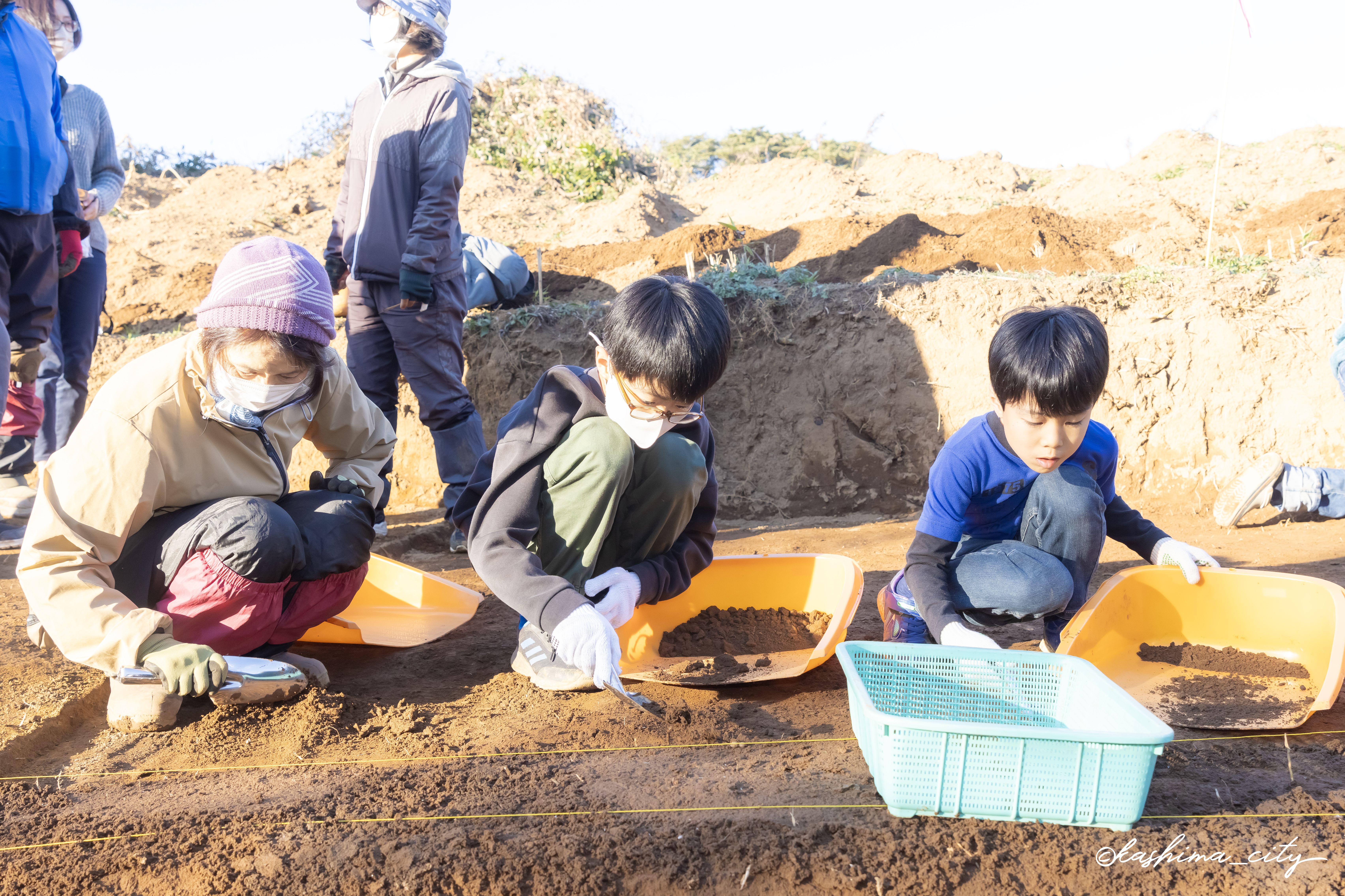 発掘する男の子たち