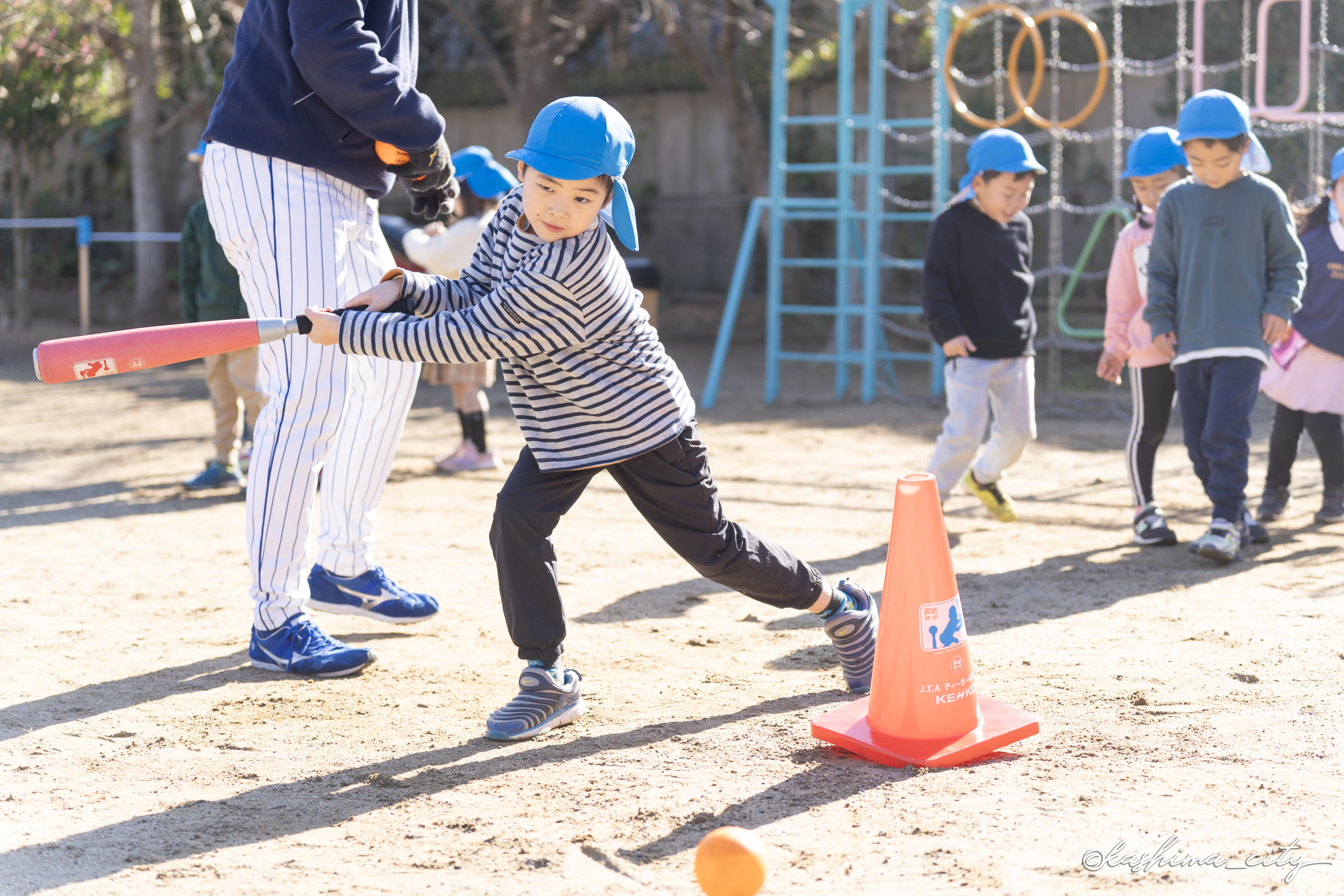 上手にティーバッティングする男の子