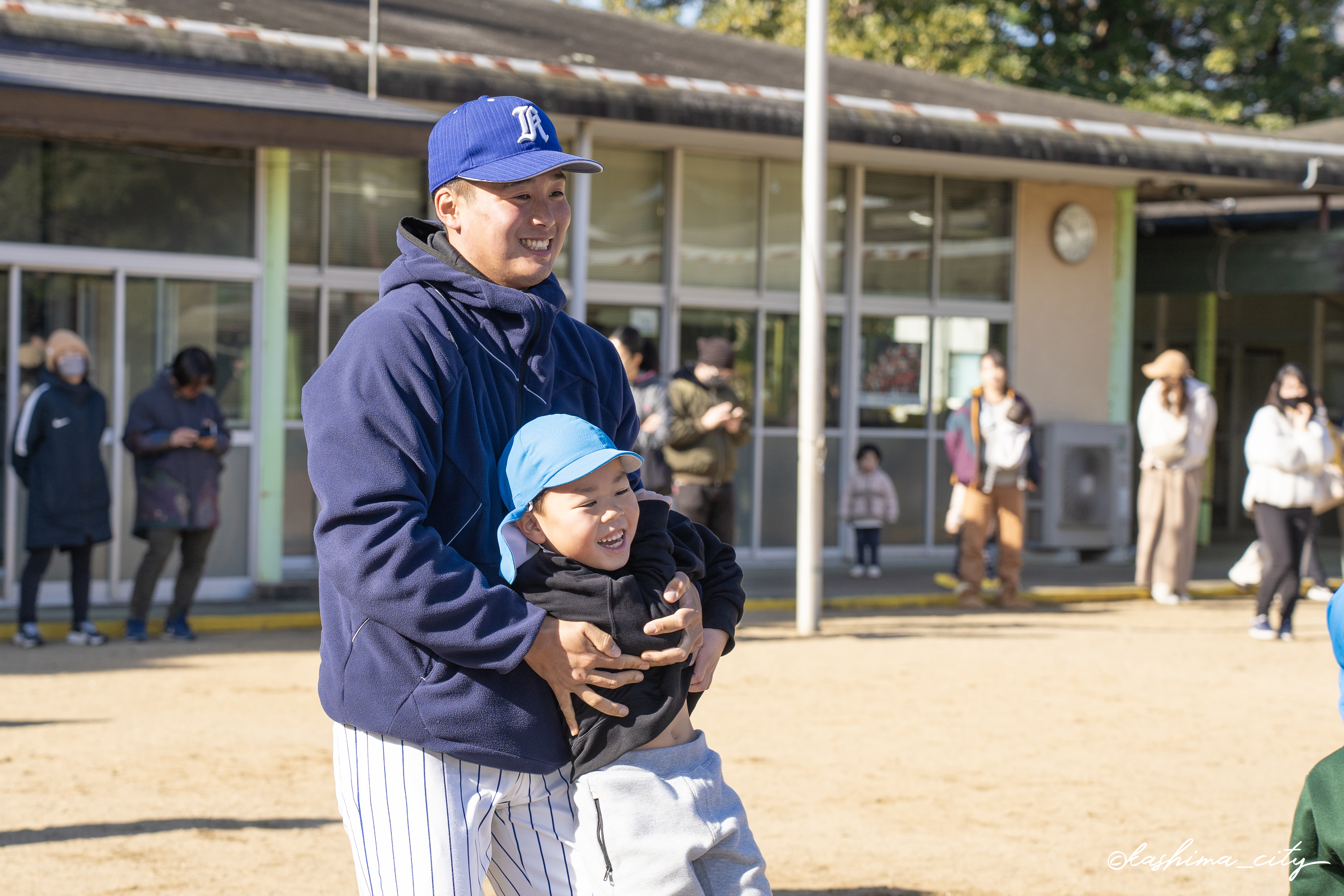 園児と遊ぶ選手