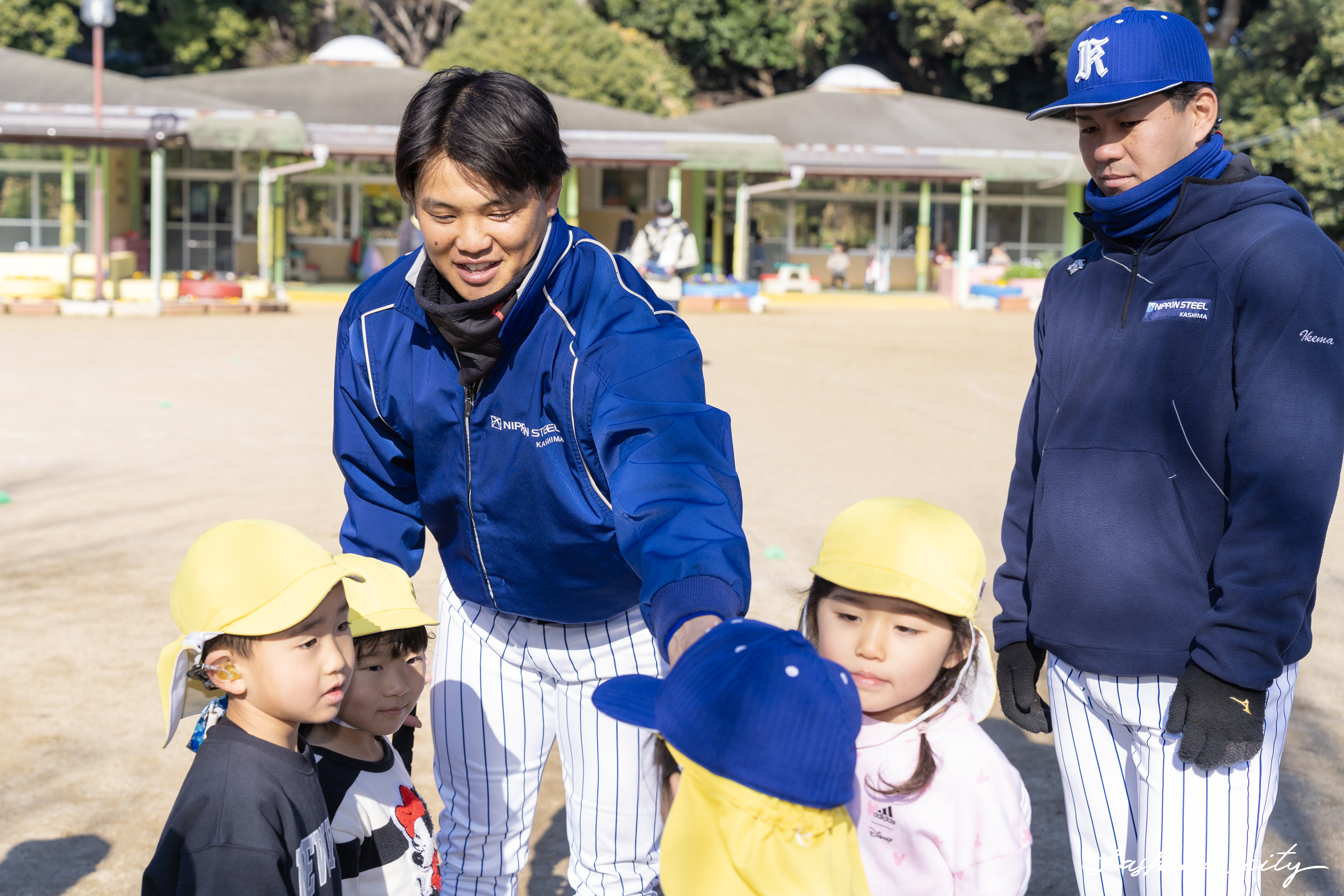 園児たちと戯れる選手