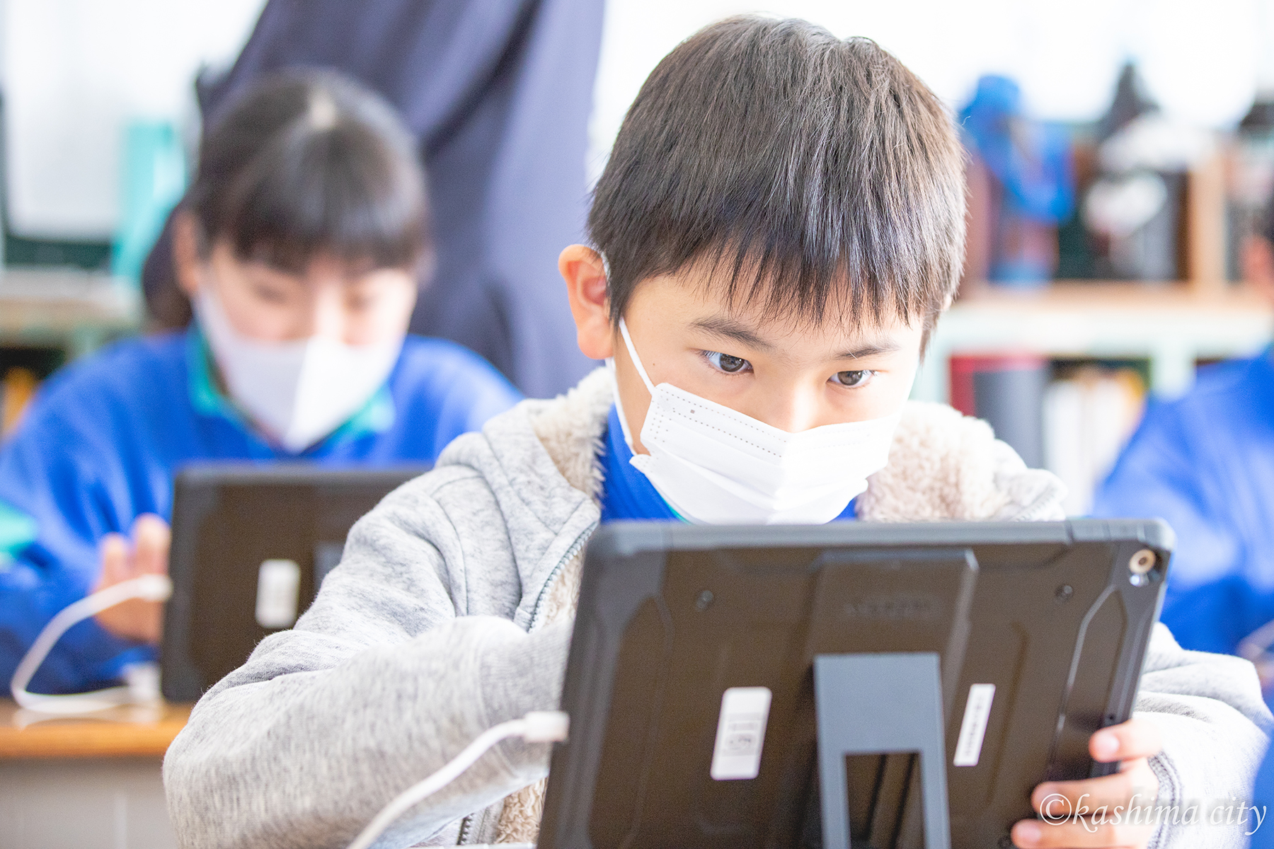 真剣に学ぶ男の子