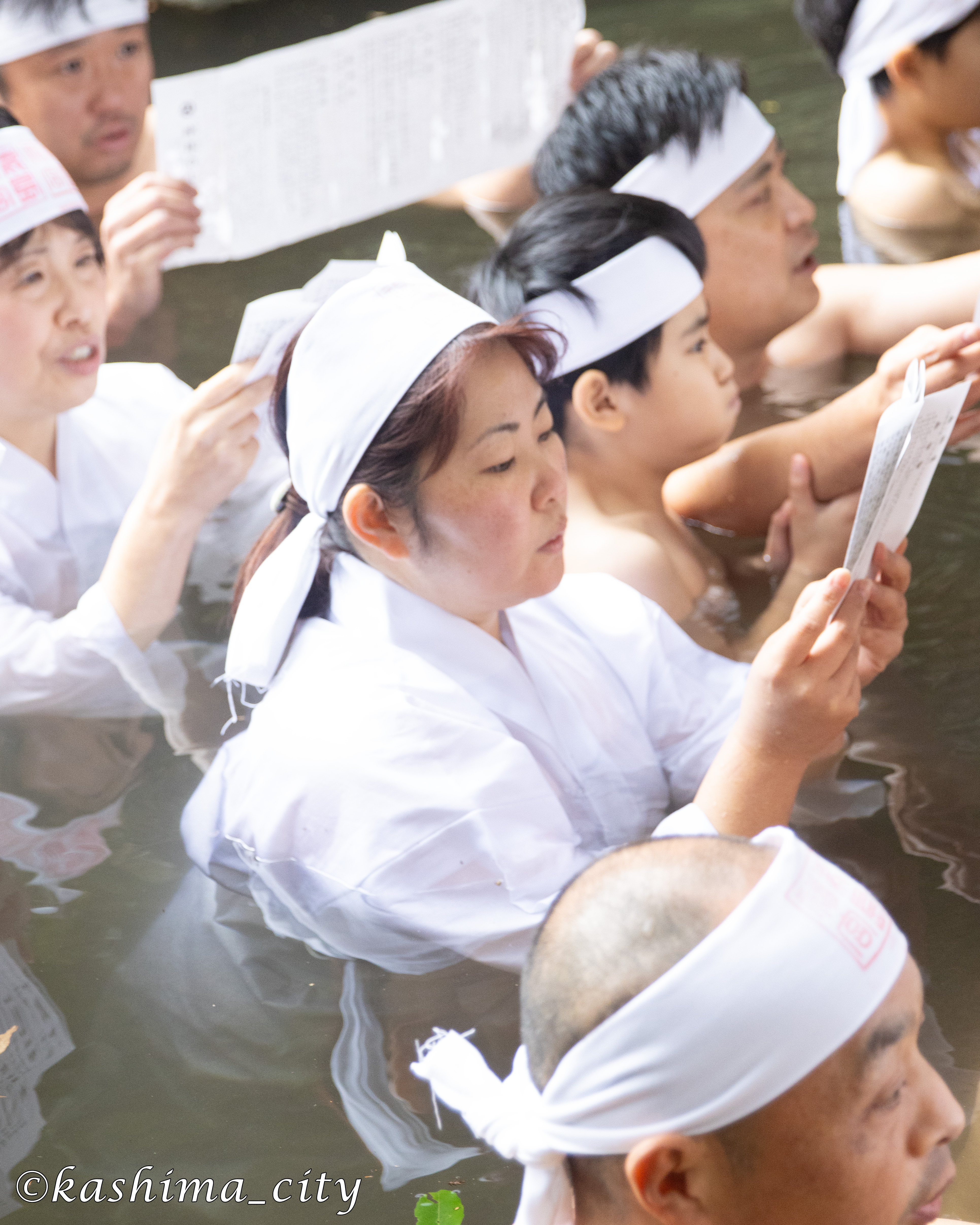 大寒禊入水中の女性