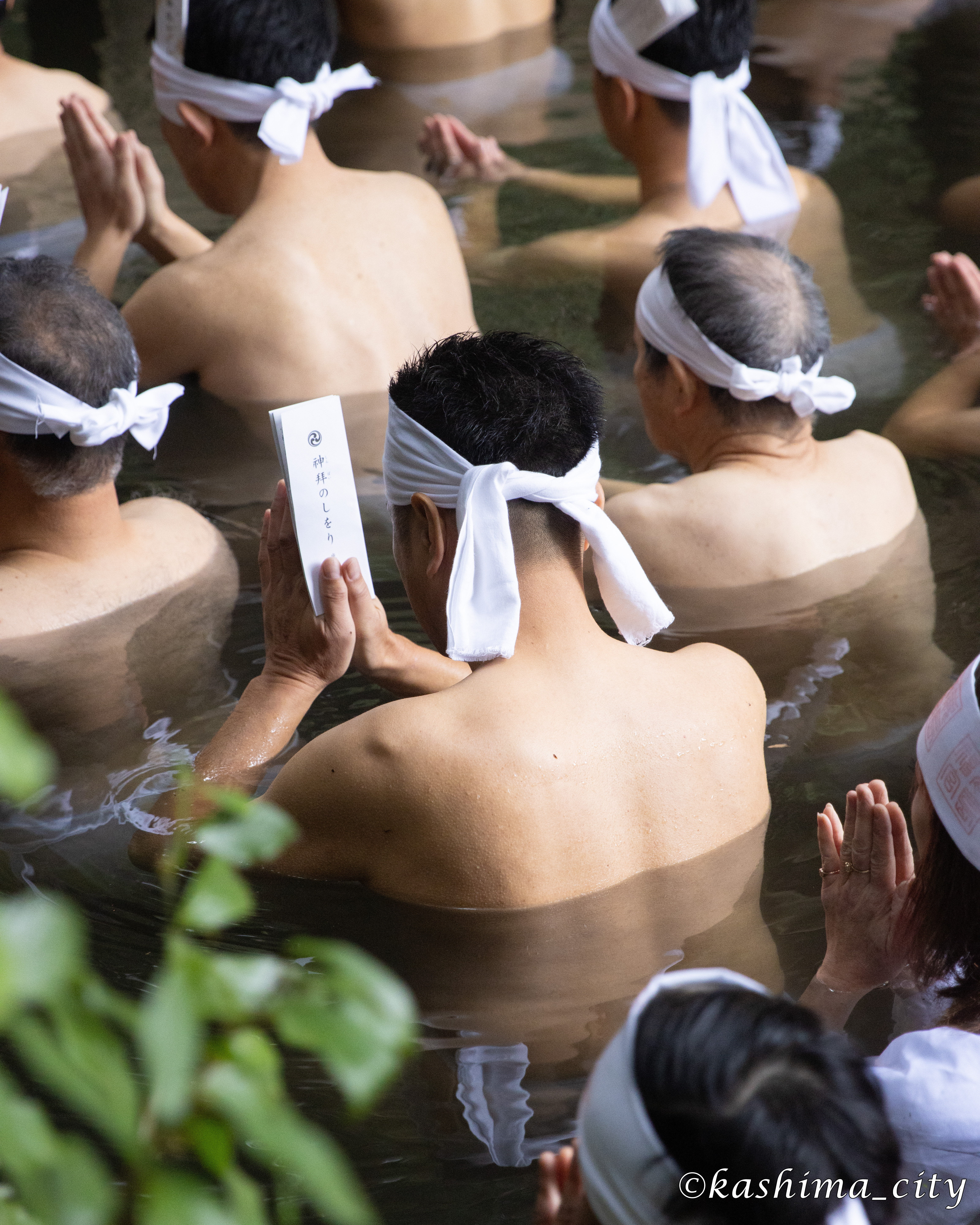 大寒禊入水中の男性の背中