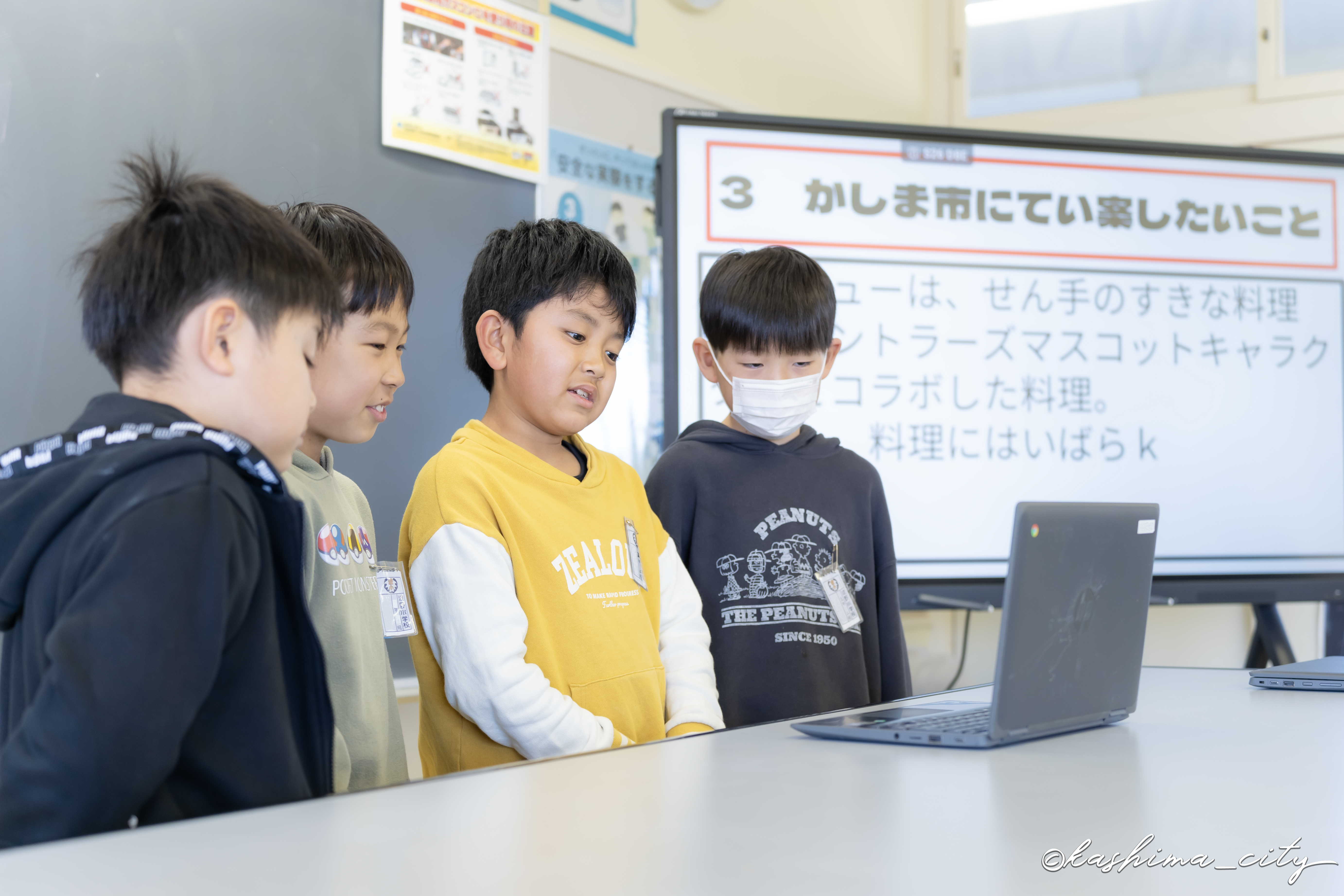 発表する男子児童