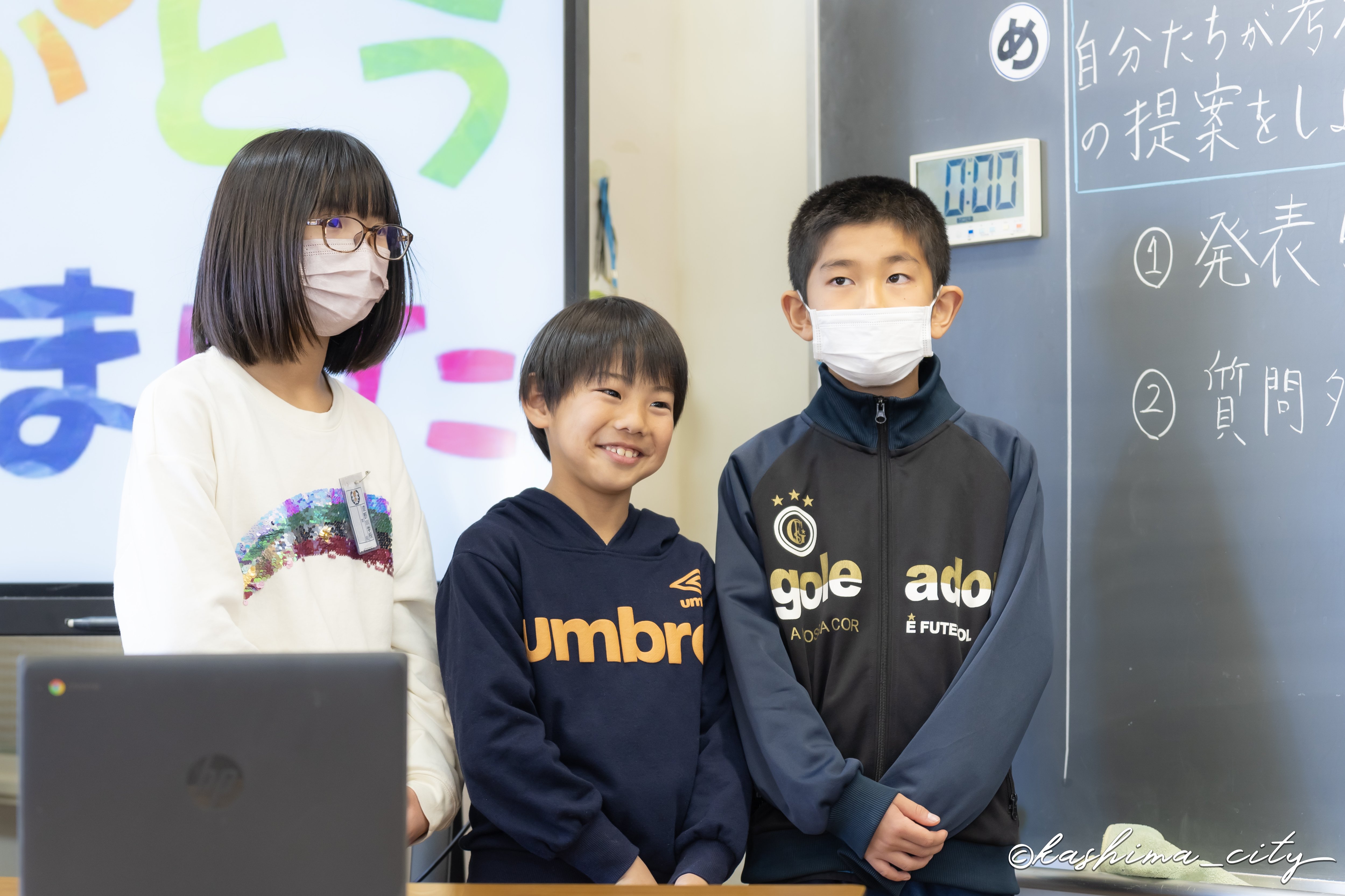 発表する児童たち